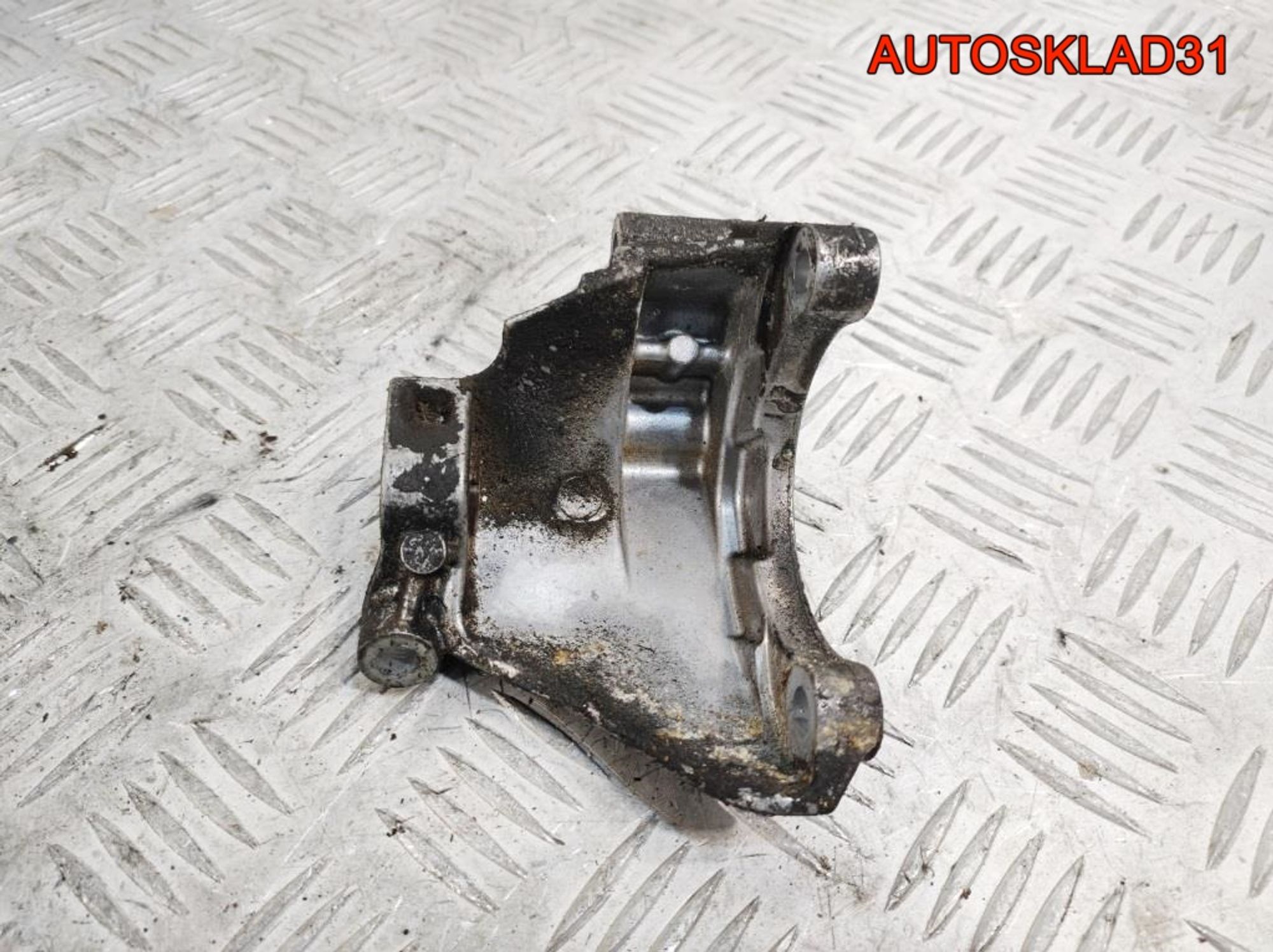 Кронштейн ГУР Audi A6 C6 06E145393, 500 рублей, Дубовое