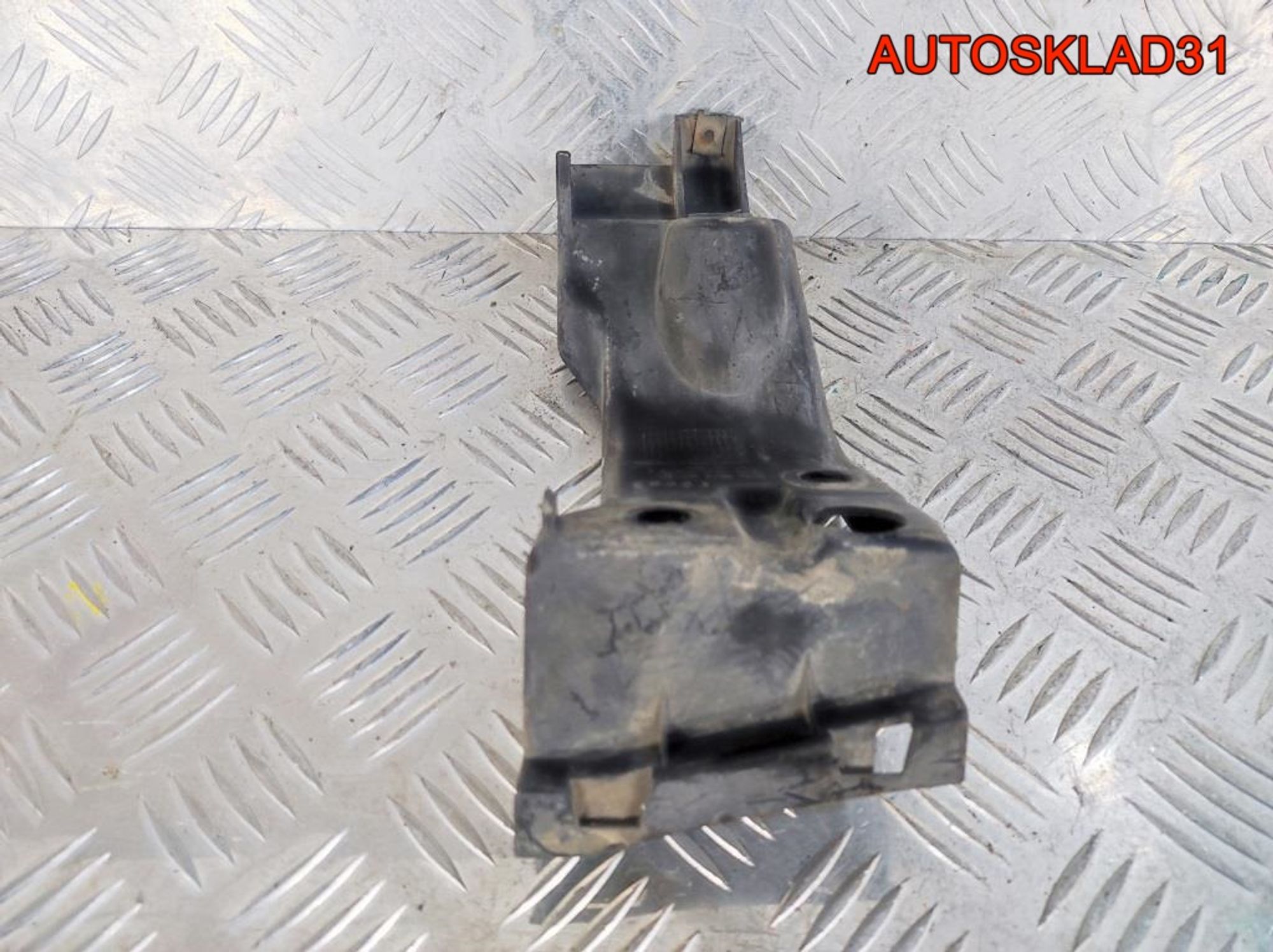 Кронштейн порога передний левый Audi A8 D3, 900 рублей, Дубовое