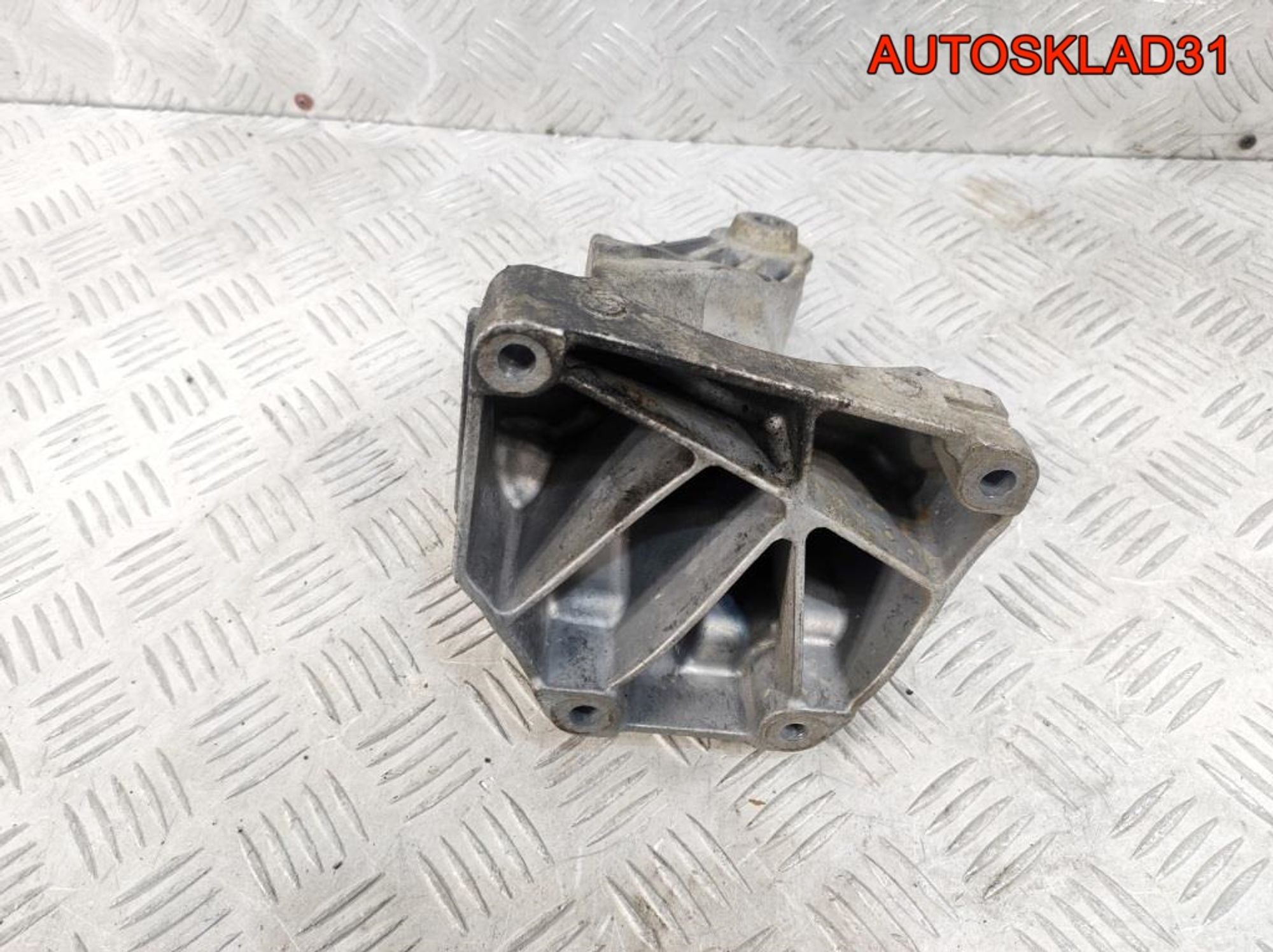 Кронштейн двигателя левый Mercedes X204 651.912, 1000 рублей, Дубовое