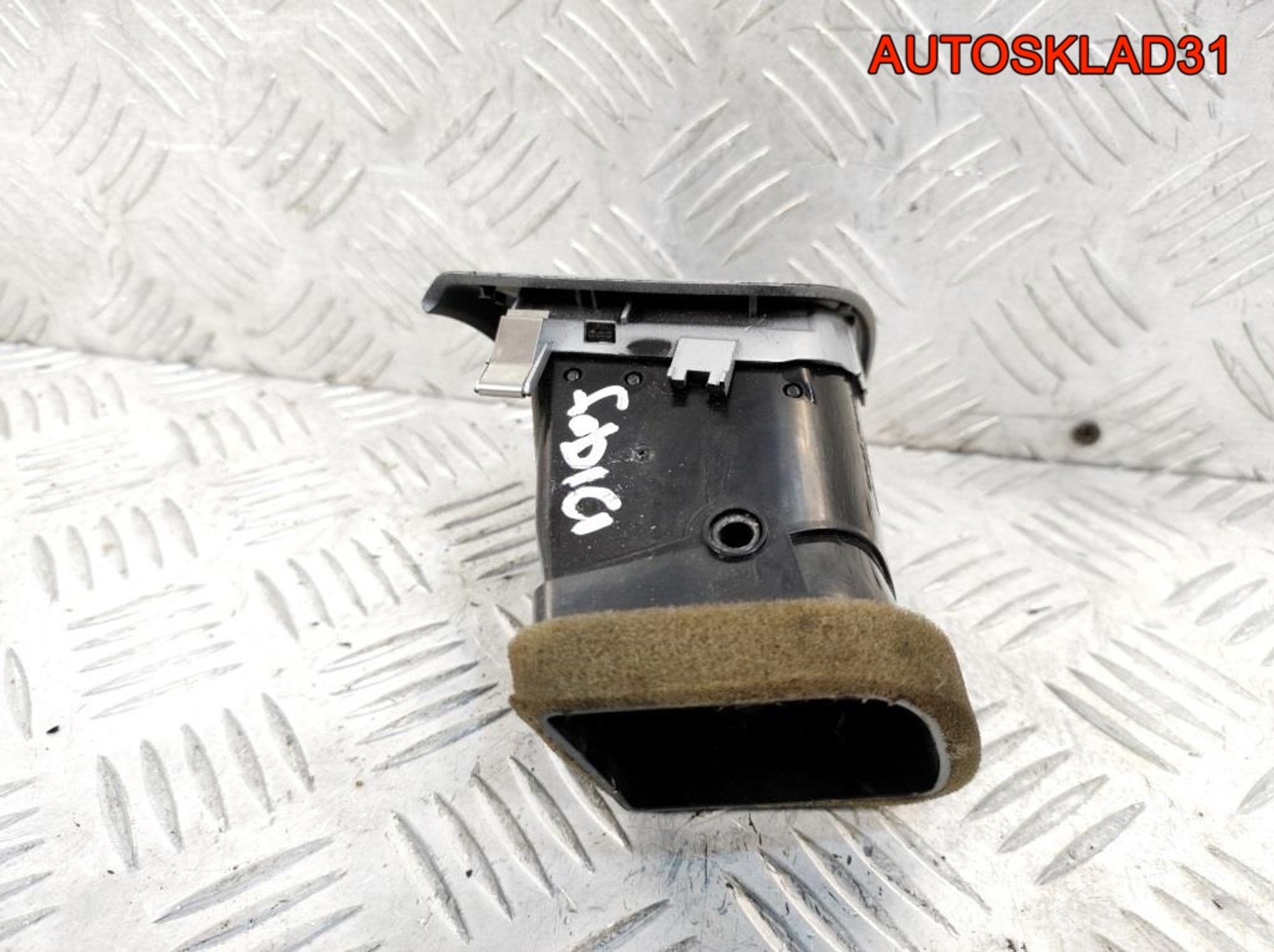 Дефлектор воздушный правый Skoda Fabia 2 5J0819702, 900 рублей, Дубовое