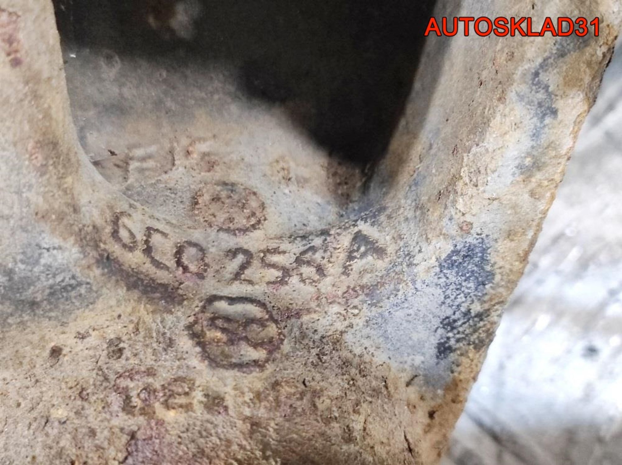 Кулак поворотный передний правый Skoda Rapid 1 6C0407256A, 4500 рублей, Дубовое