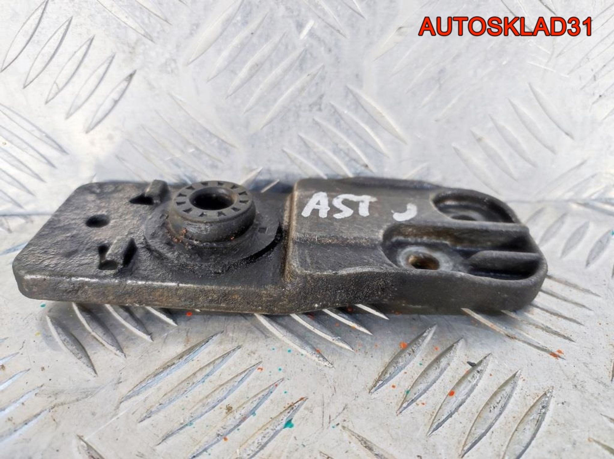 Кронштейн радиатора нижний Opel Astra J 13300486, 600 рублей, Дубовое