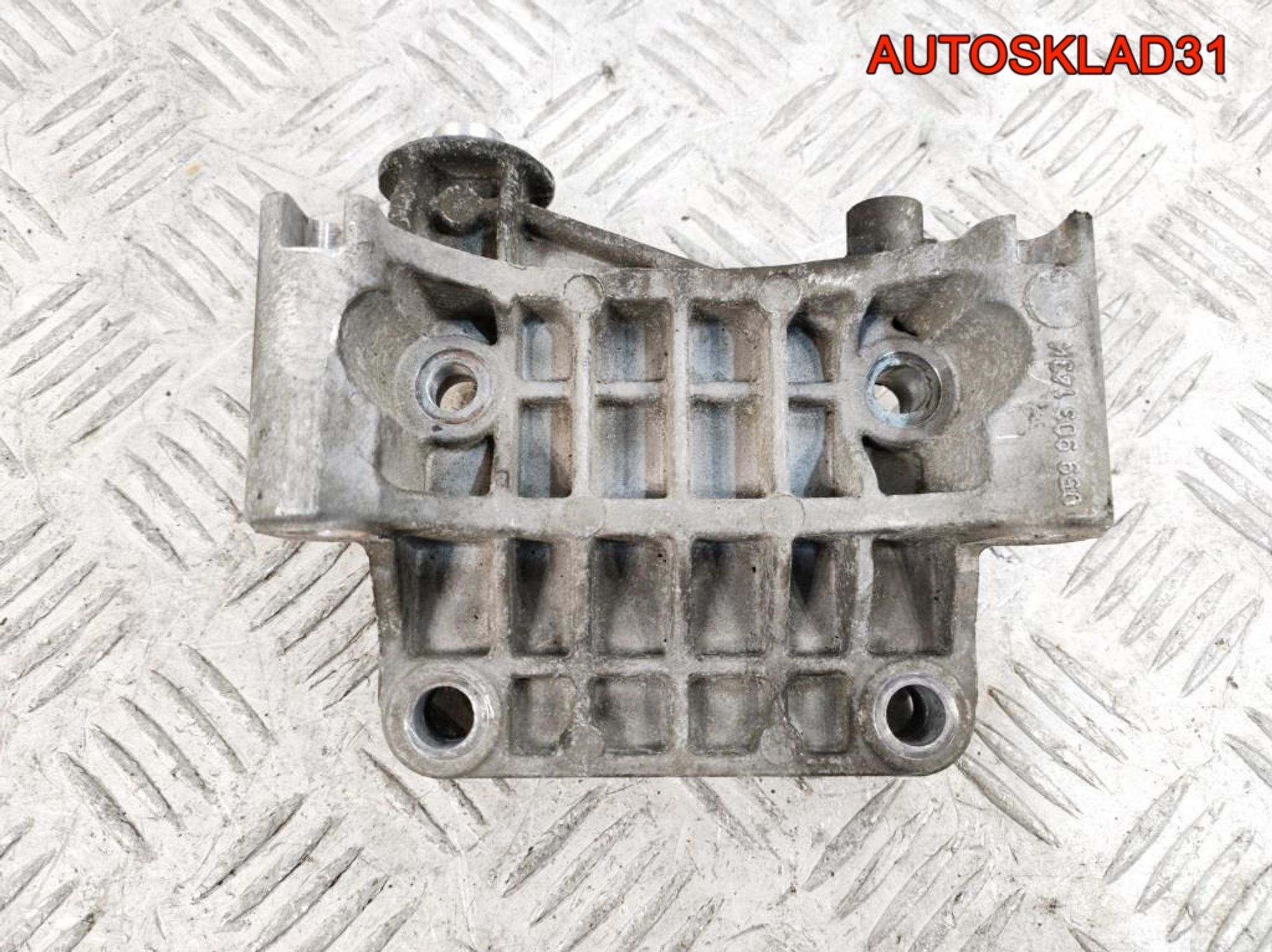 Кронштейн генератора Audi A4 B7 3.0 ASB 059903143K, 700 рублей, Дубовое