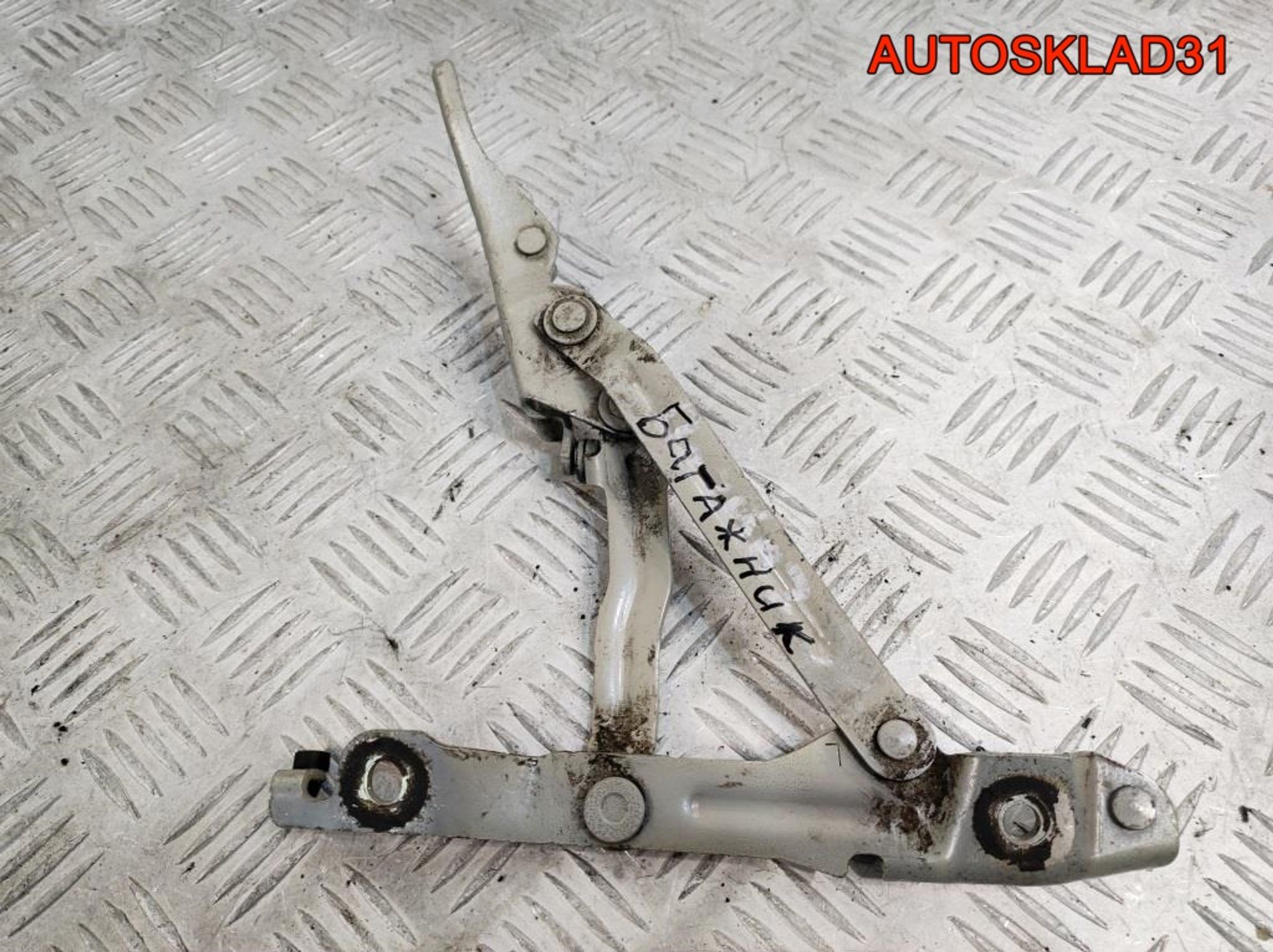 Петля крышки багажника левая Mazda 3 BK BN8V52720A, 900 рублей, Дубовое