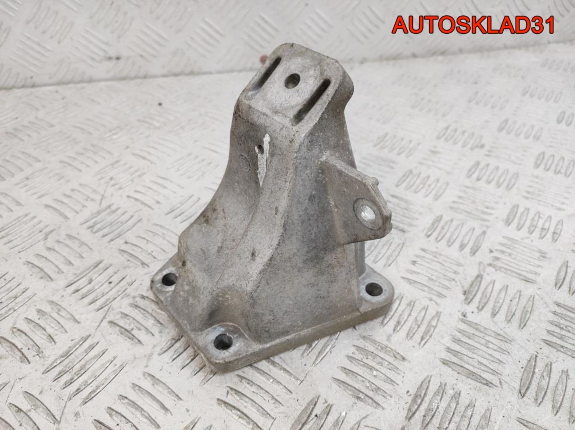 Кронштейн двигателя правый Audi A6 C5 2,4 ALF 8D0199308D, 500 рублей, Дубовое