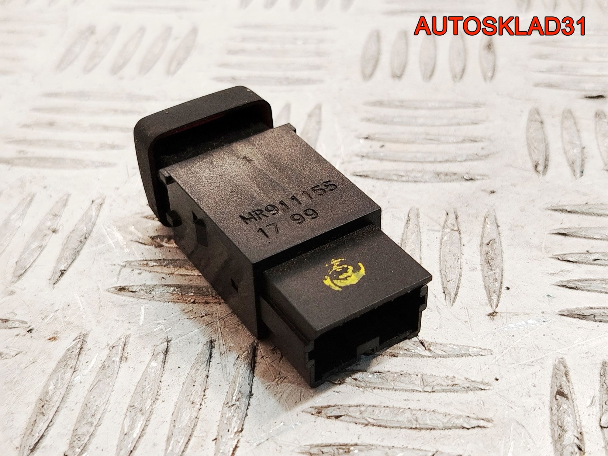 Кнопка аварийной сигнализации Mitsubishi Carisma DA MR911155, 800 рублей, Дубовое