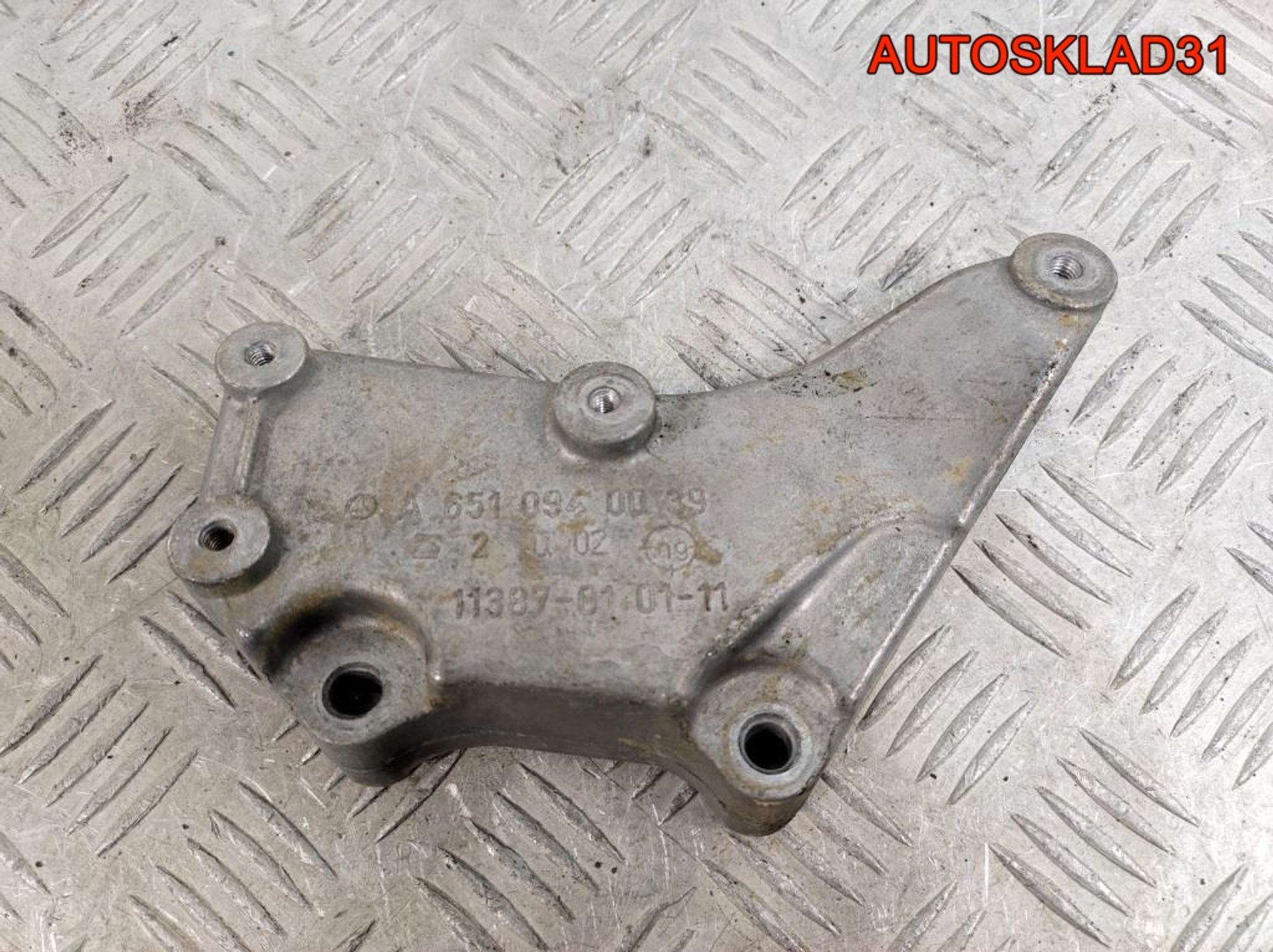 Кронштейн коллектора Mercedes GLK X204 06510940039, 900 рублей, Дубовое