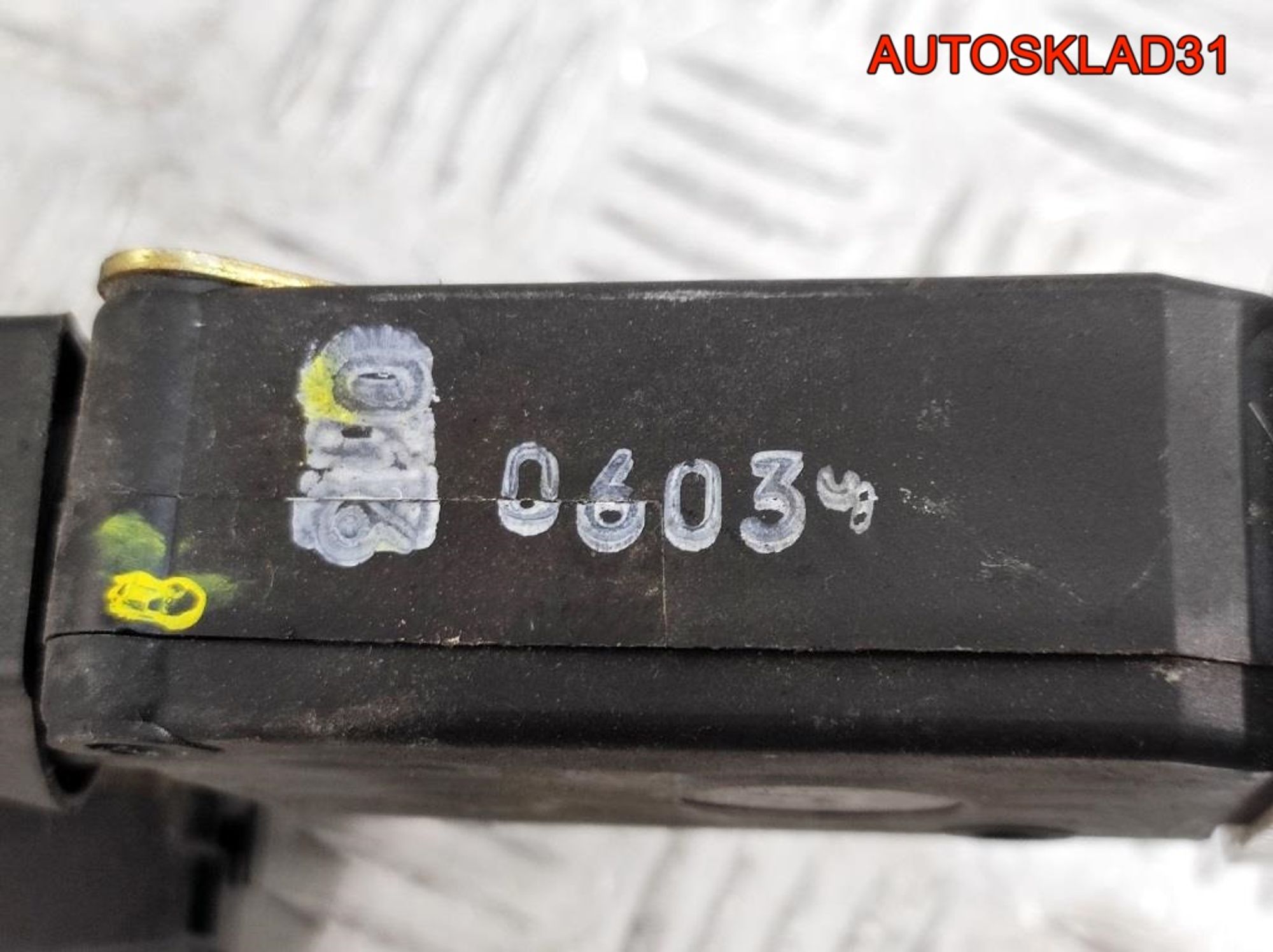 Замок двери передней правой Mitsubishi Carisma DA, 1400 рублей, Дубовое