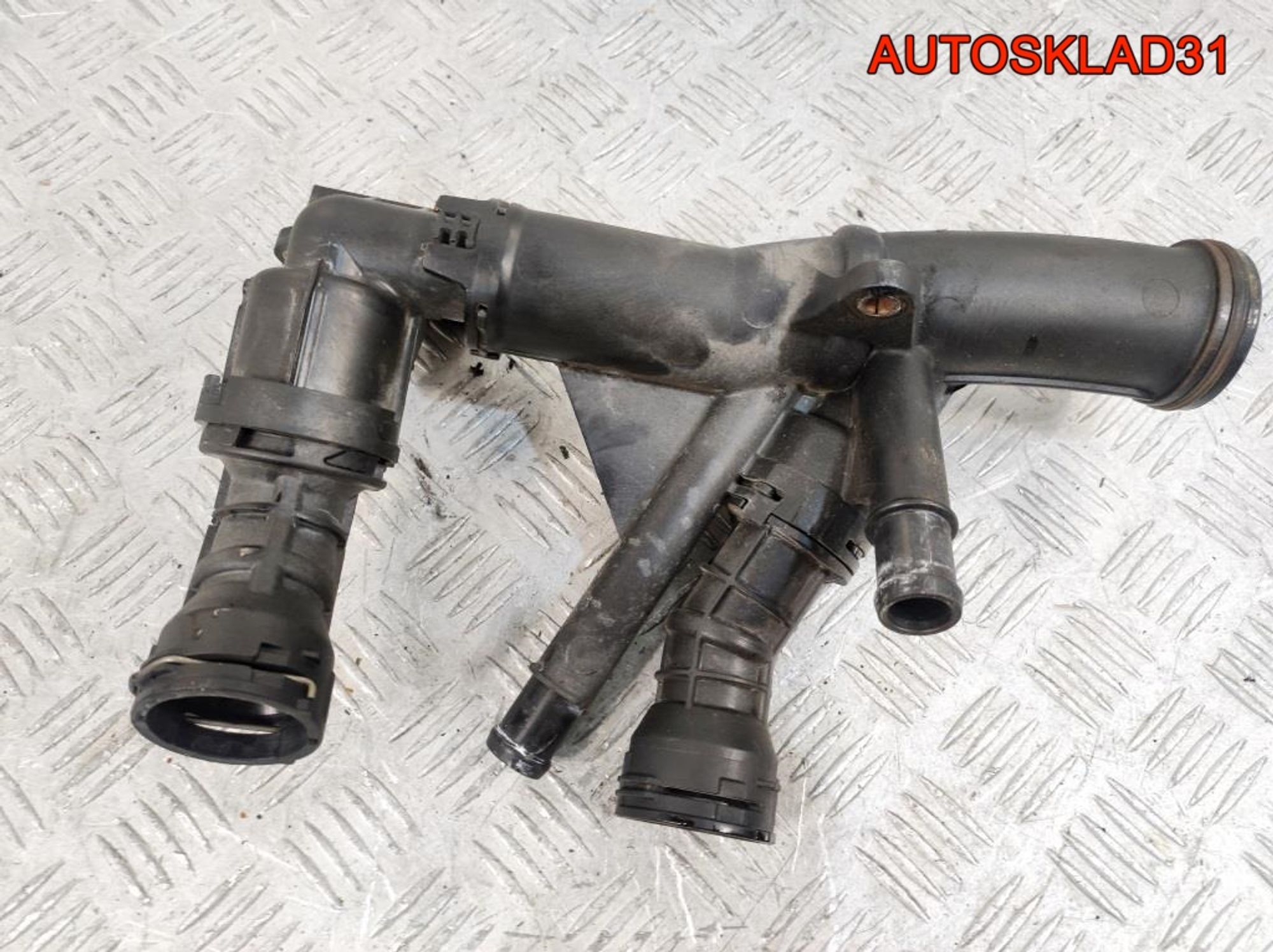 Корпус термостата VW Passat B8 2,0 Дизель 04L121026F, 3000 рублей, Дубовое