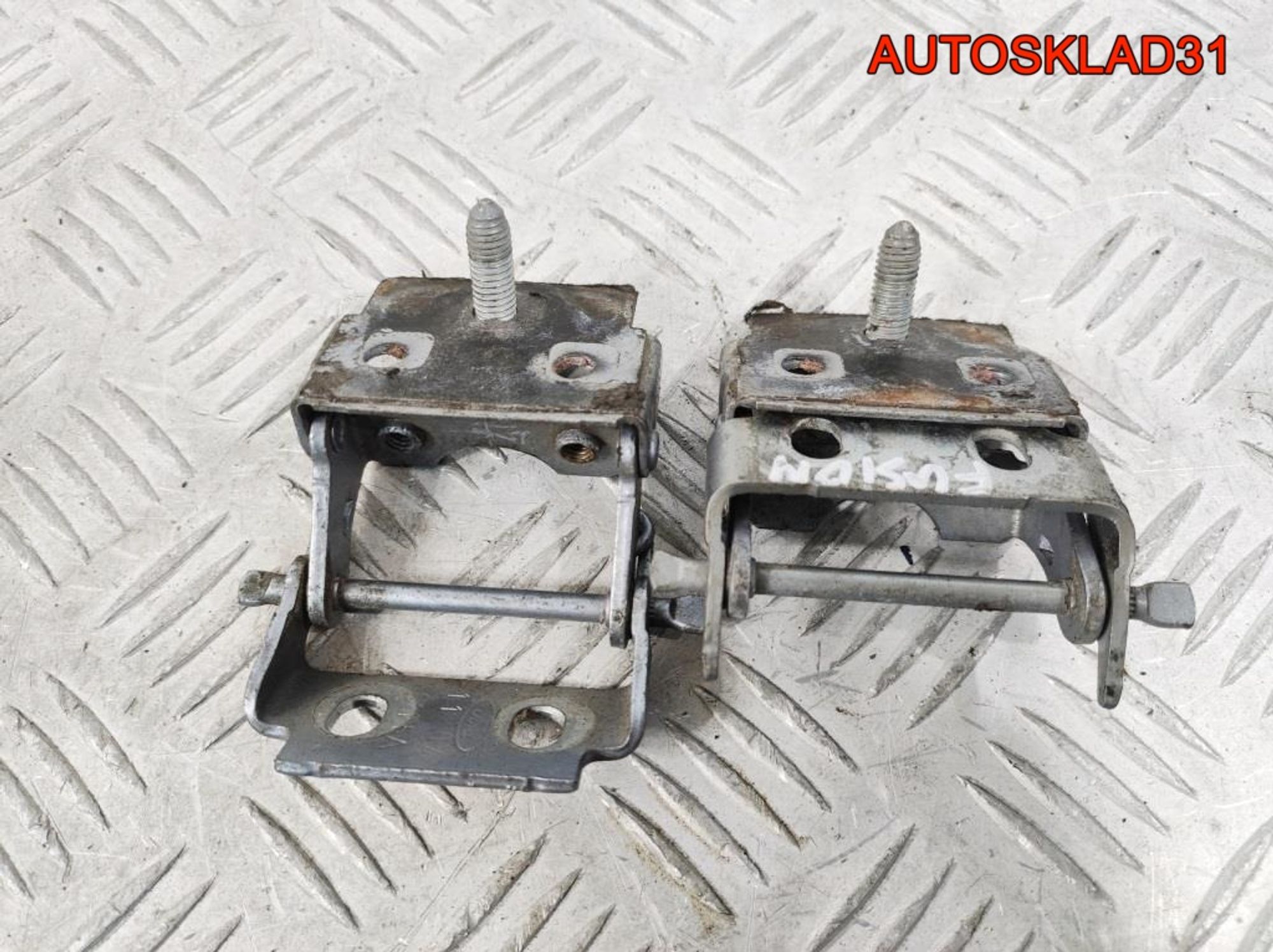 Петля двери багажника комплект Ford Fusion 1527348, 900 рублей, Дубовое