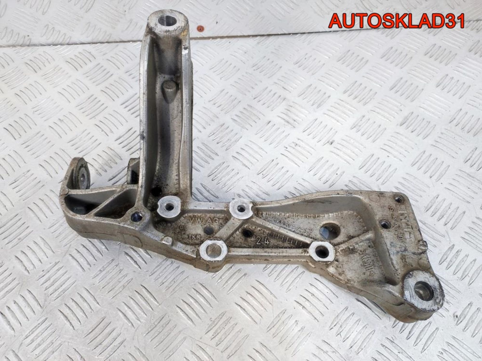 Кронштейн переднего рычага Audi A3 8P 1K0199296E, 2900 рублей, Дубовое