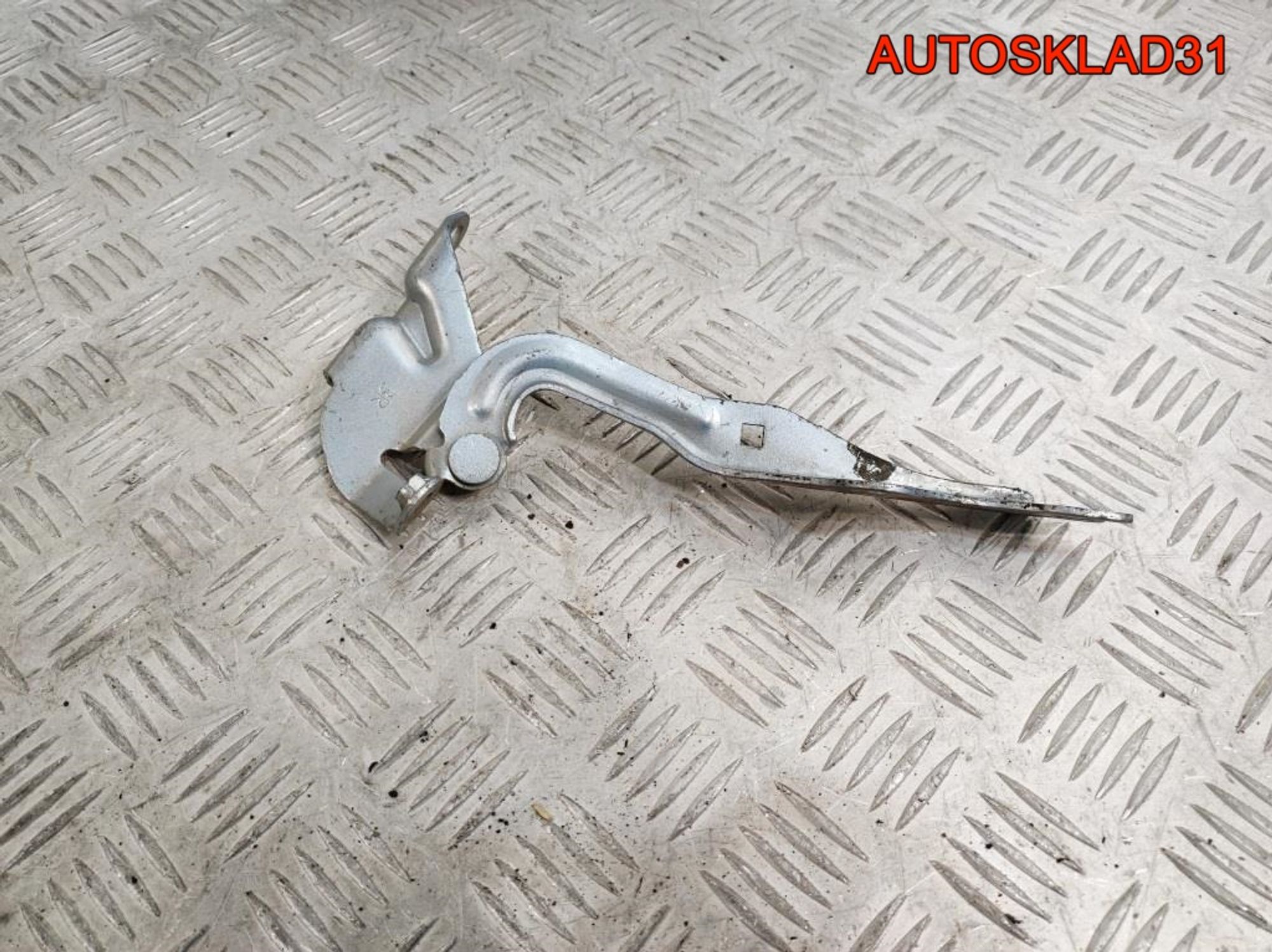 Петля капота правая Mazda 3 BK B32H52410A Хетчбэк, 900 рублей, Дубовое