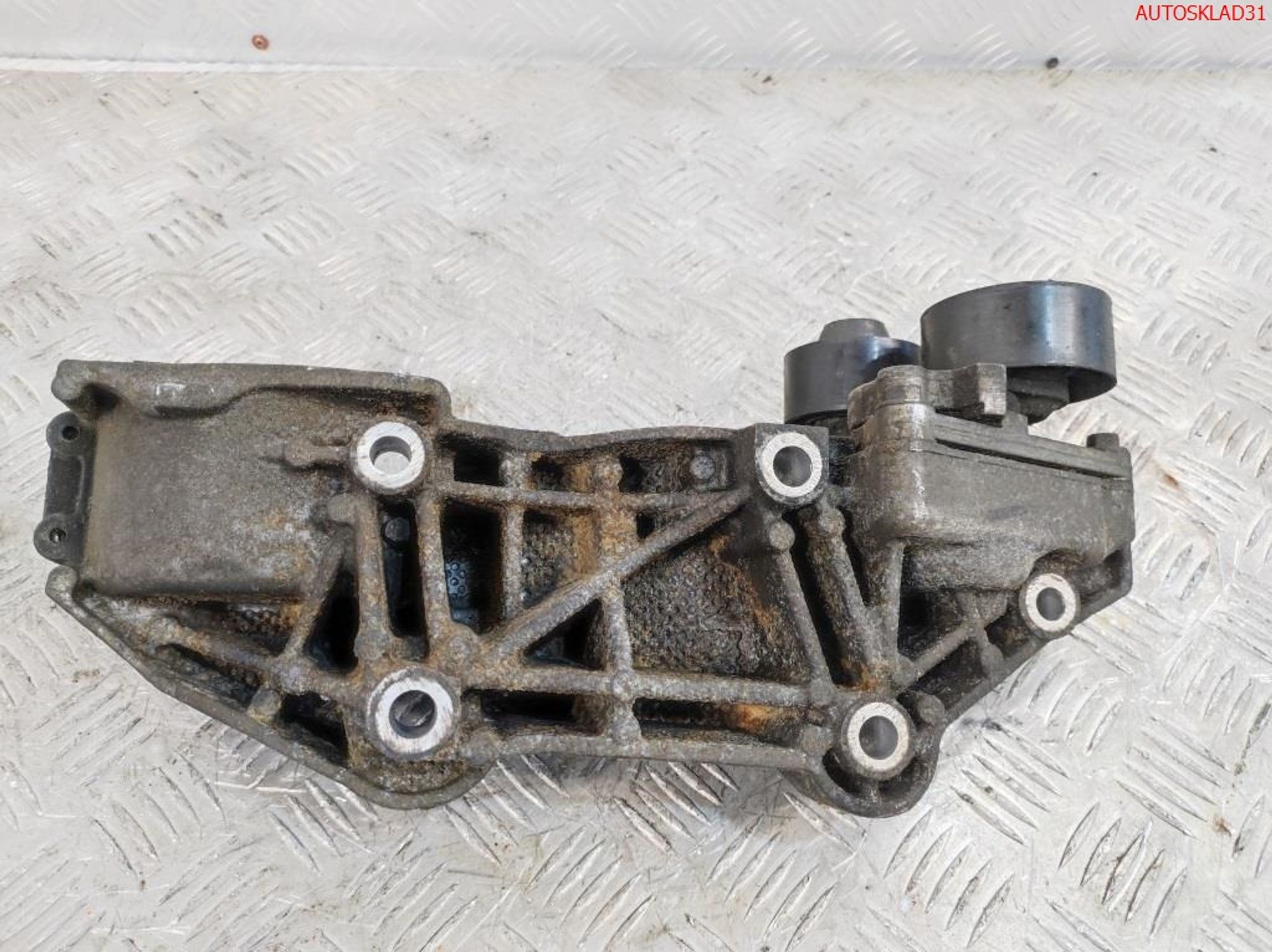 Кронштейн генератора Renault Trafic 2,0 M9R 780 8200527320, 1500 рублей, Дубовое