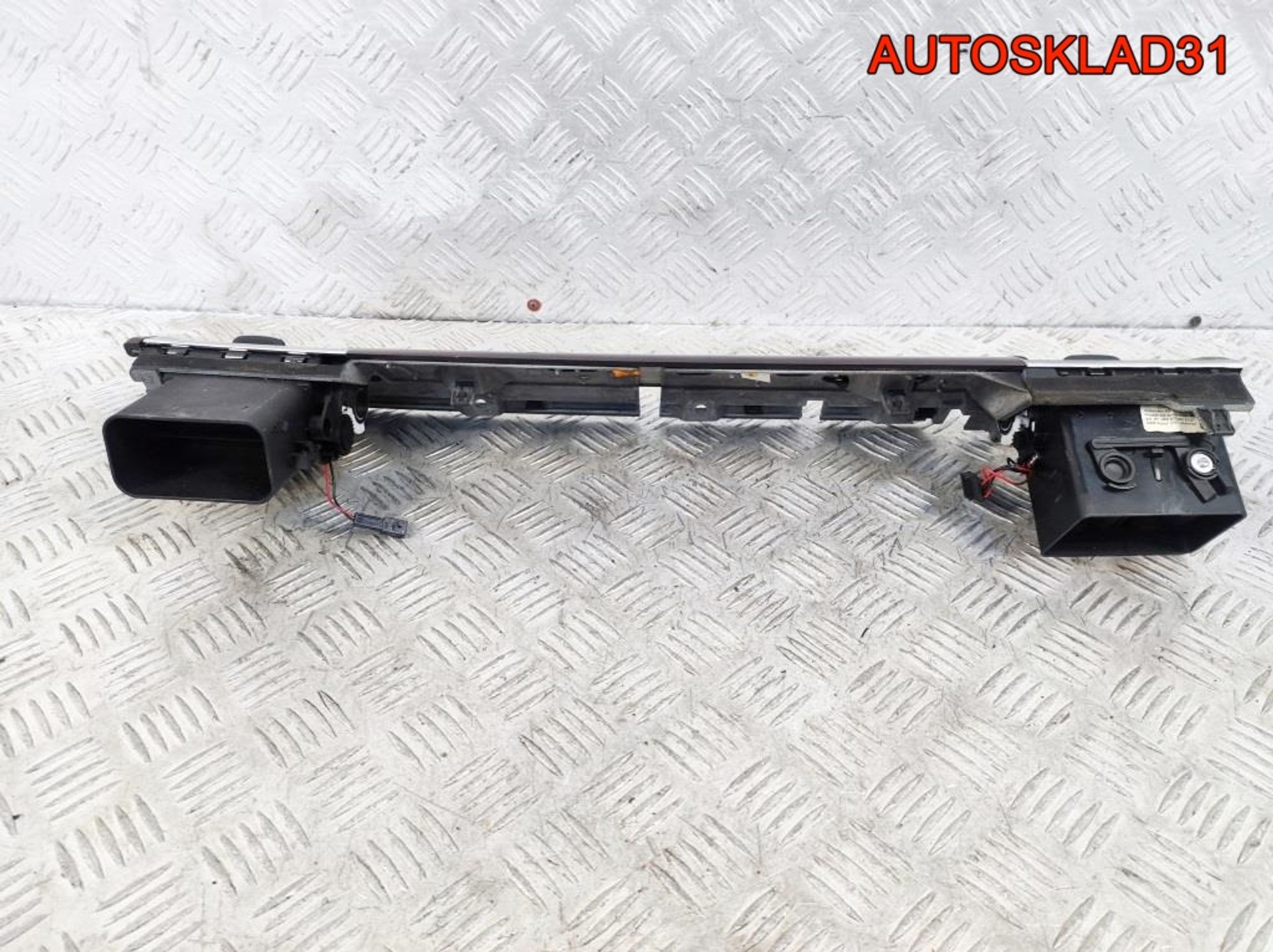 Накладка декоративная торпедо Audi A8 4E1857186H, 2500 рублей, Дубовое