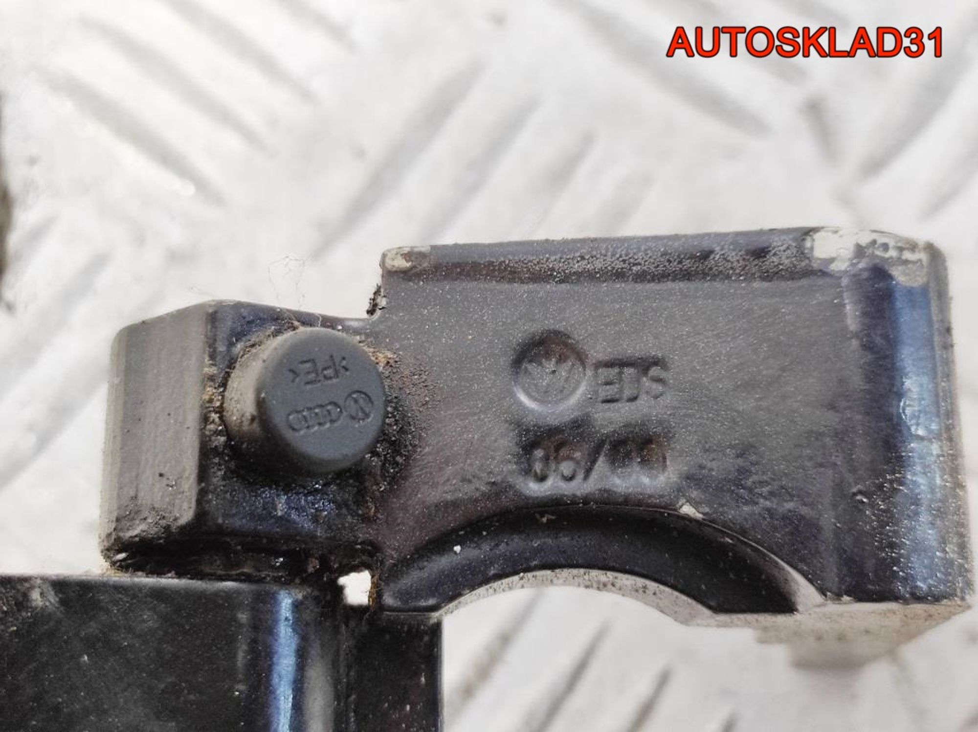 Петля двери передняя правая верхняя VW Passat B5, 1400 рублей, Дубовое