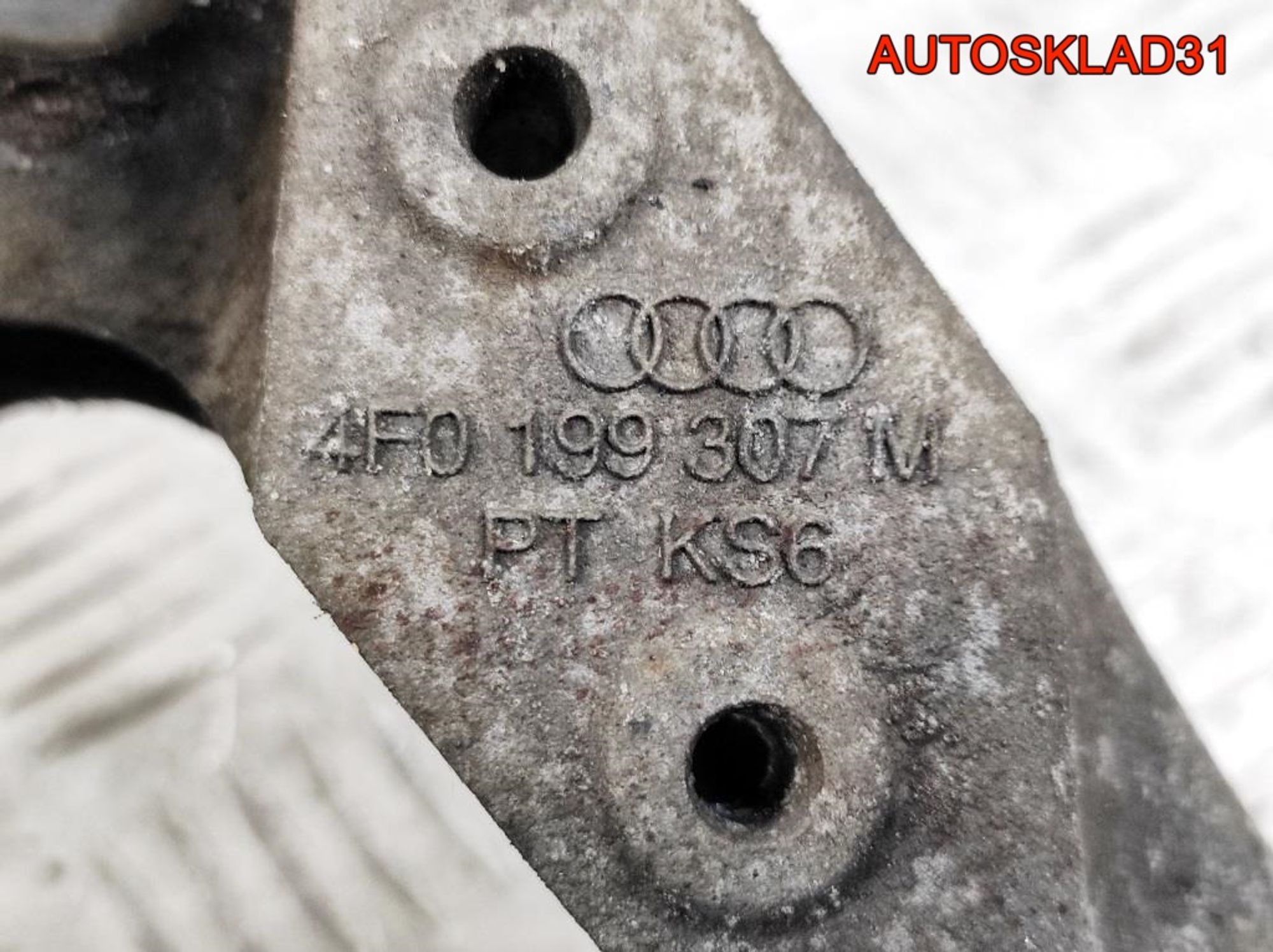 Кронштейн двигателя левый Audi A6 C6 2,4 BDW 4F0199307M, 500 рублей, Дубовое