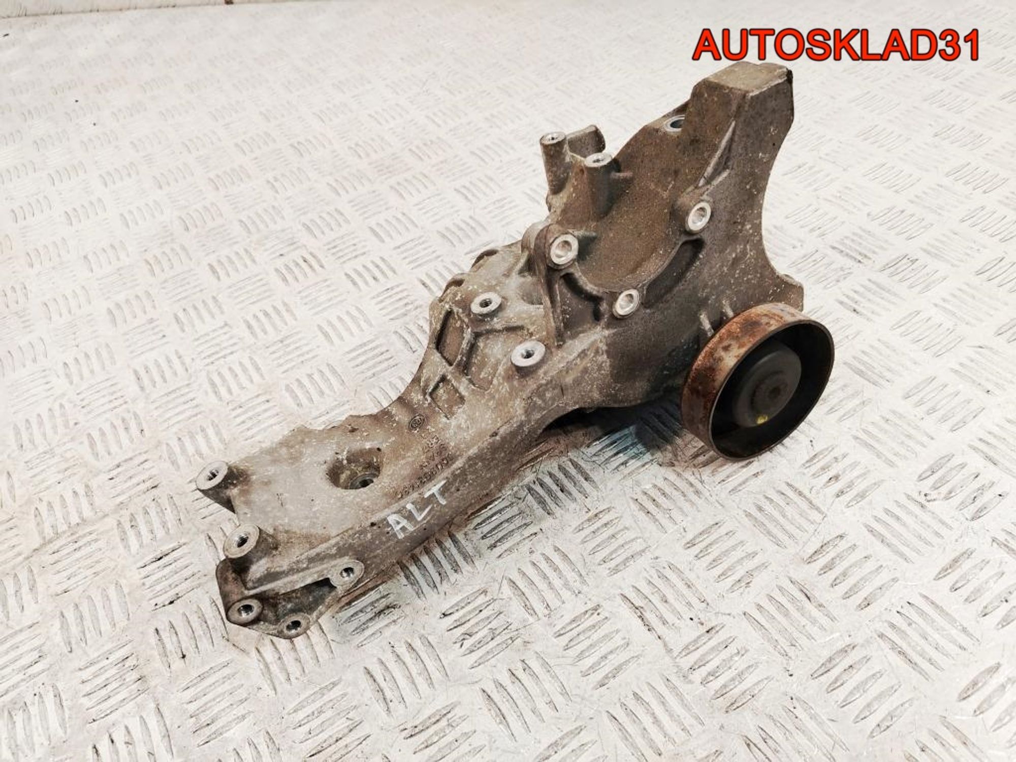 Кронштейн генератора Audi A4 B6 2,0 ALT Бензин 06D903143C, 1000 рублей, Дубовое