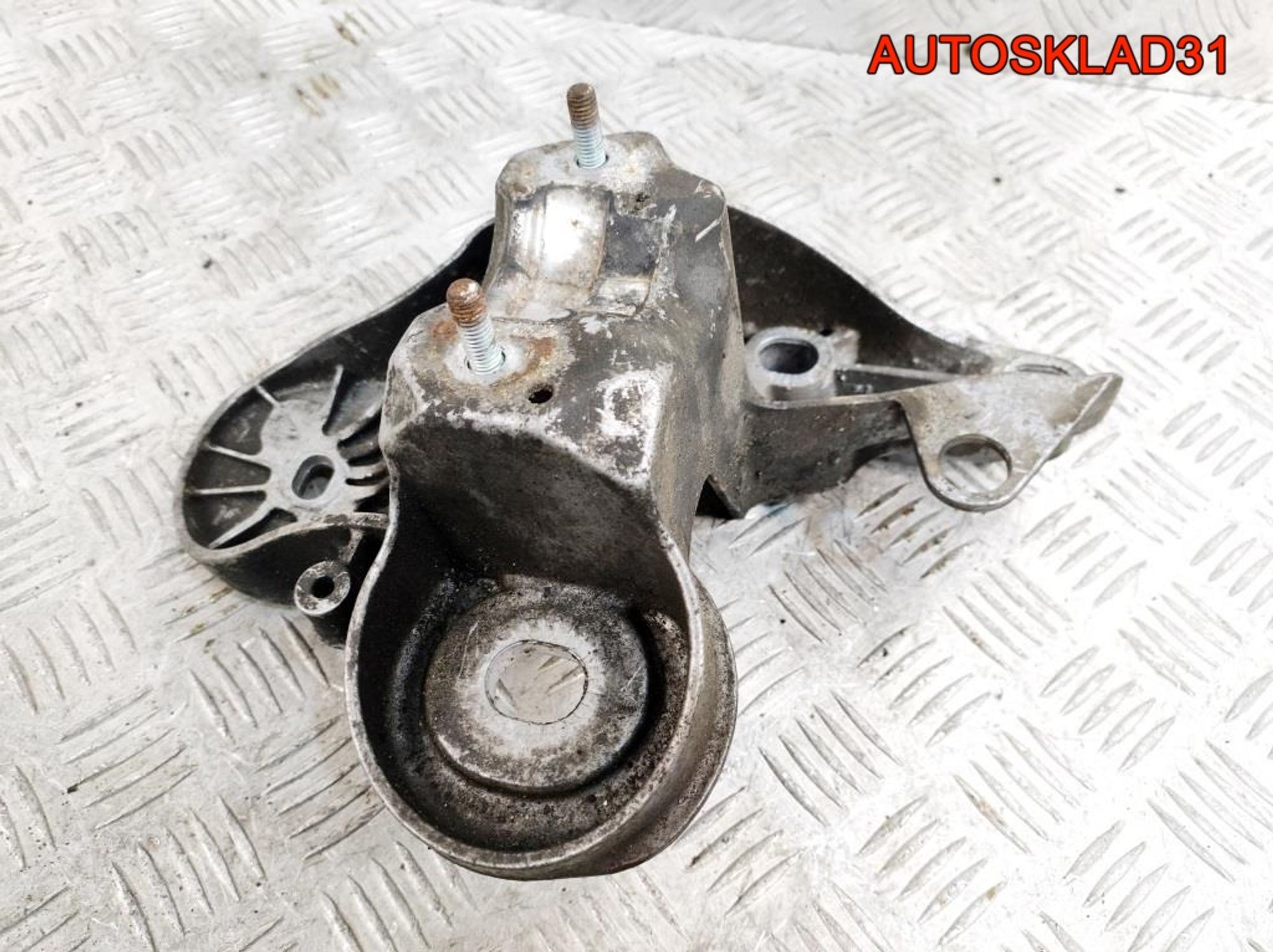 Кронштейн двигателя левый Audi A6 C6 4F0199351H, 8100 рублей, Дубовое