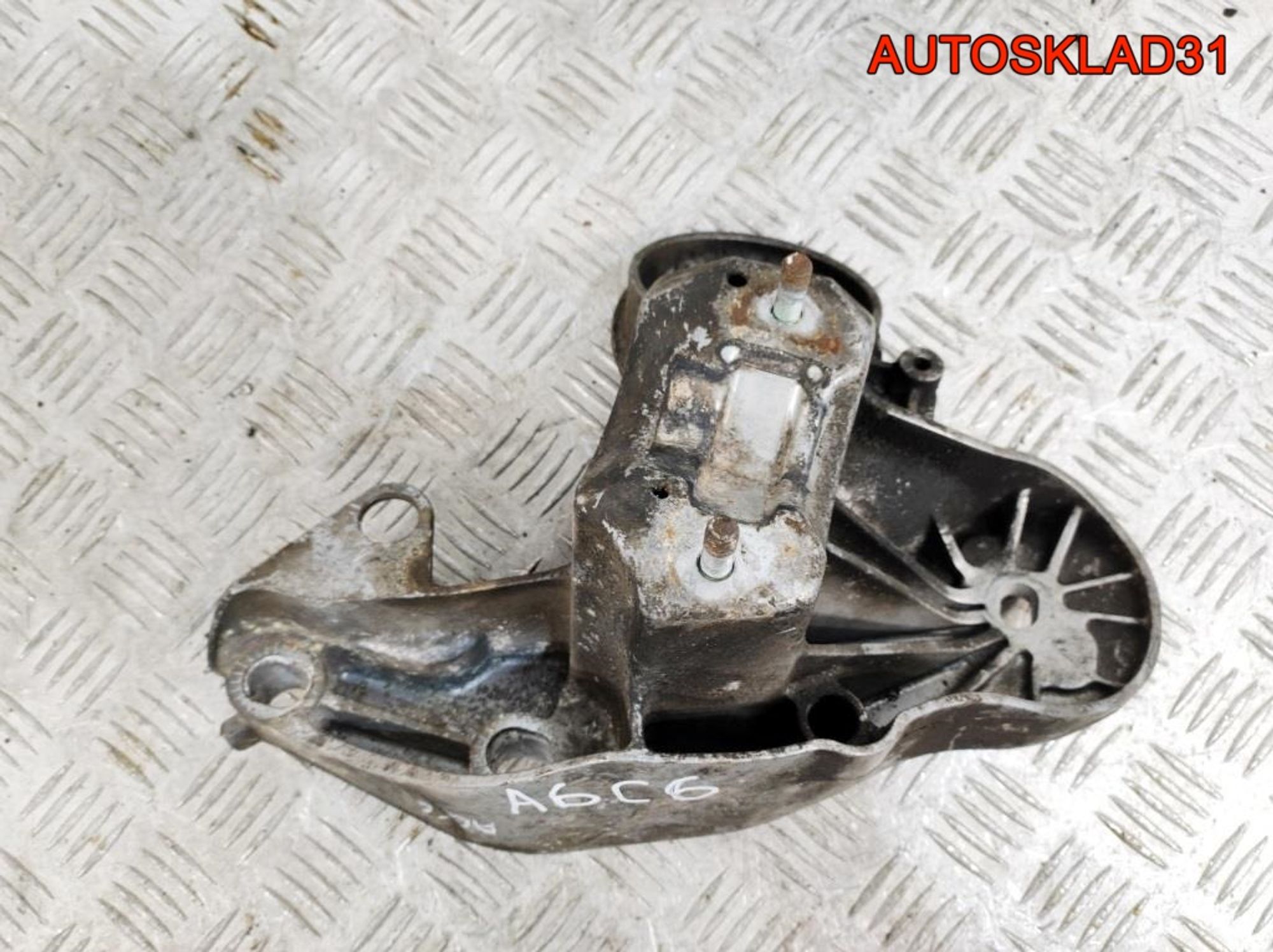 Кронштейн двигателя левый Audi A6 C6 4F0199351H, 8100 рублей, Дубовое