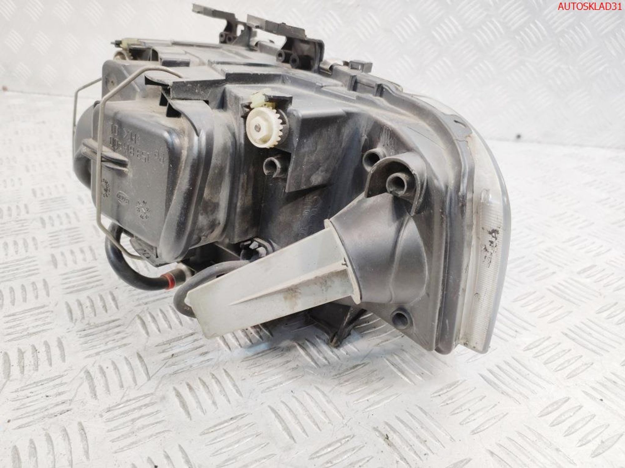 Фара правая Ксенон Audi A6 C5 Рест 4B0941030R, 15000 рублей, Дубовое