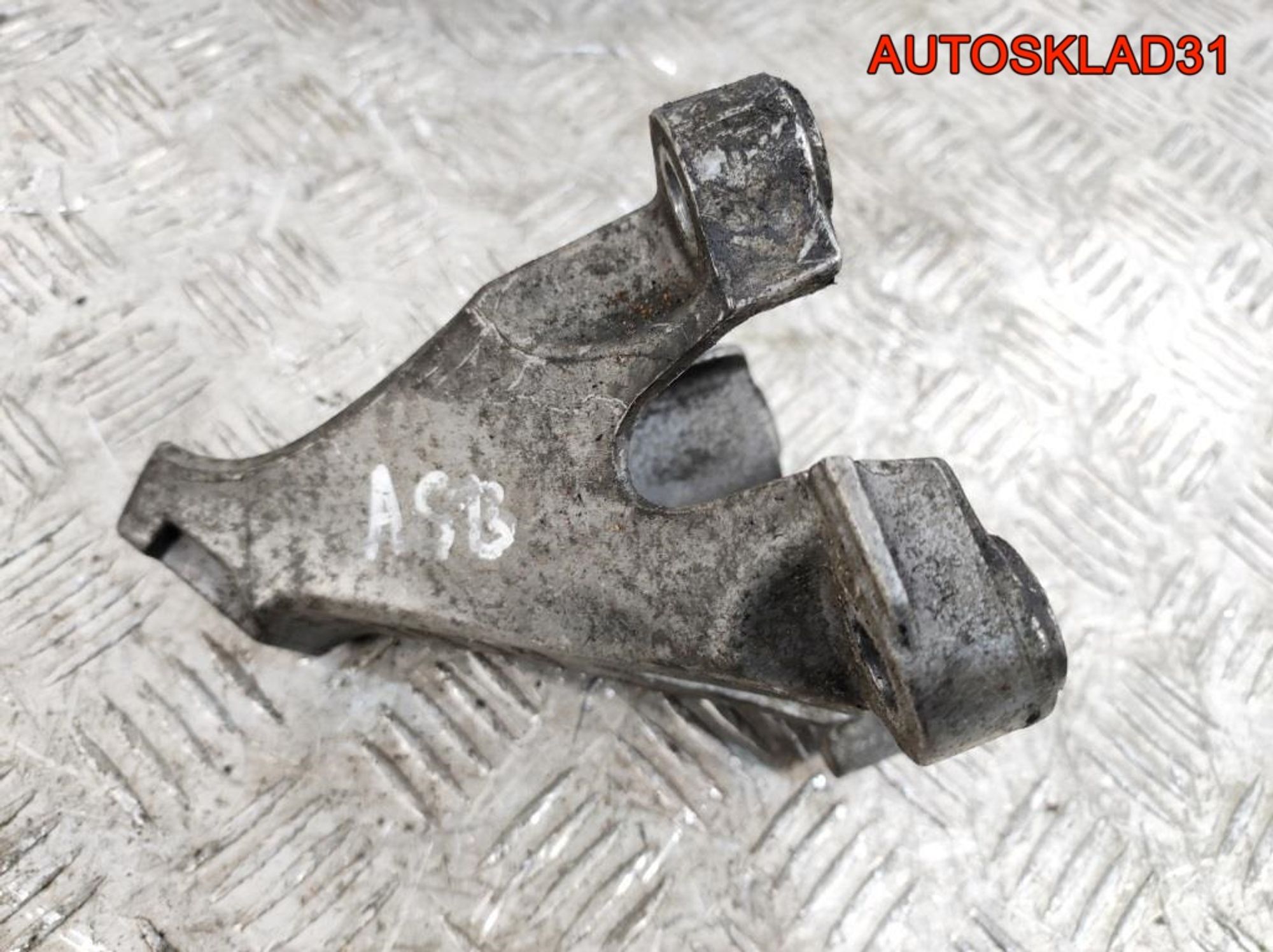 Кронштейн двигателя левый Audi A4 B7 3.0 ASB 8E0199307AB, 600 рублей, Дубовое