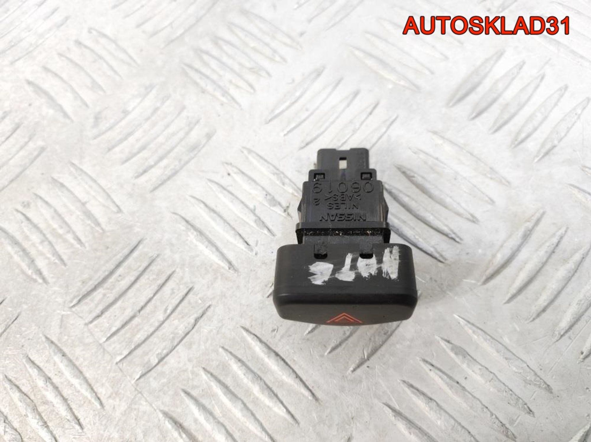Кнопка аварийной сигнализации Nissan Note E11, 500 рублей, Дубовое