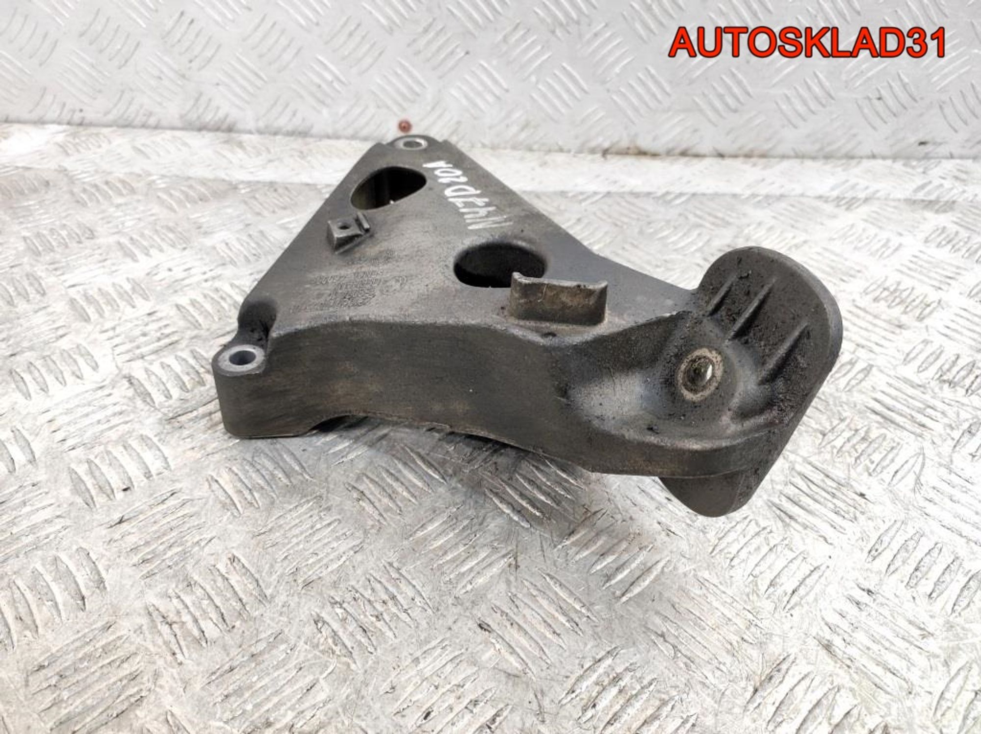 Кронштейн двигателя левый BMW E90 2.0 N47D20A 22116777053, 1000 рублей, Дубовое