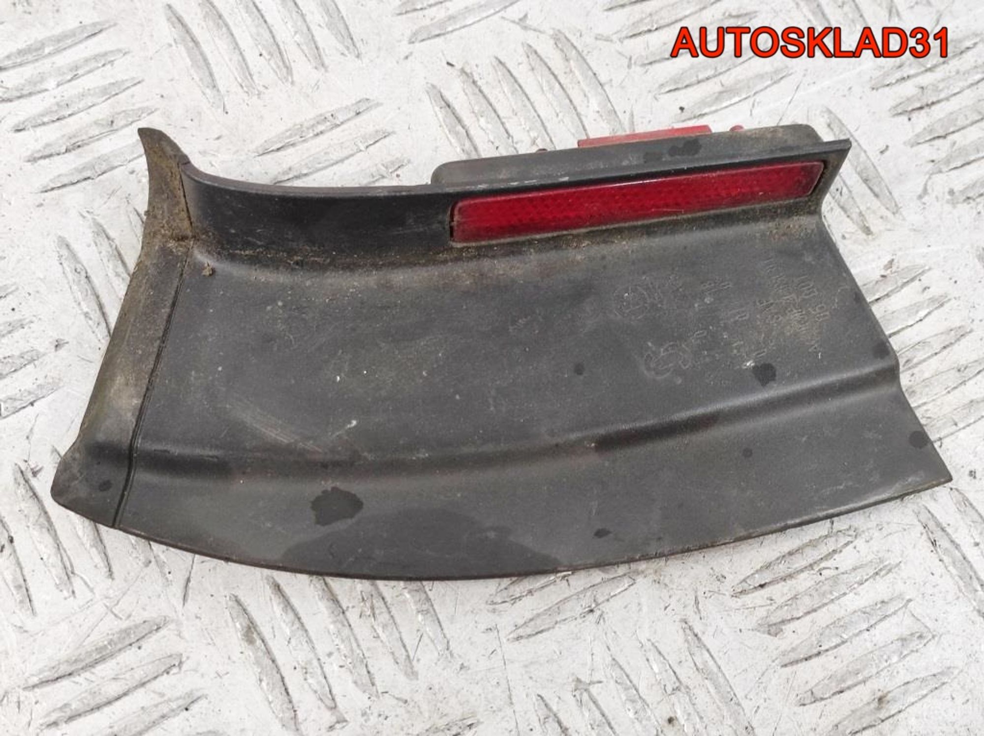 Щиток фонаря левый VW Passat B6 3C9945311A Combi, 300 рублей, Дубовое