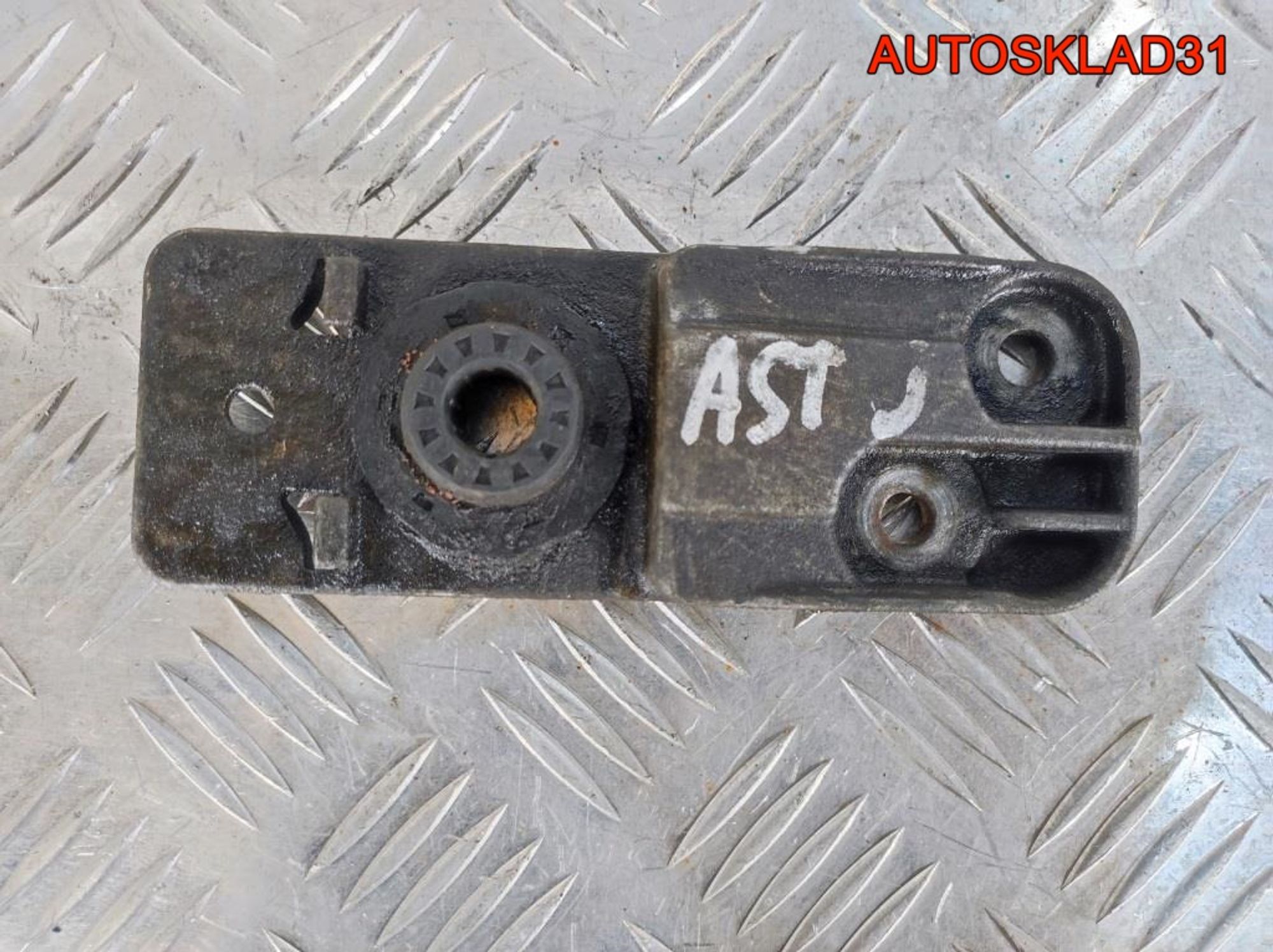 Кронштейн радиатора нижний Opel Astra J 13300486, 600 рублей, Дубовое