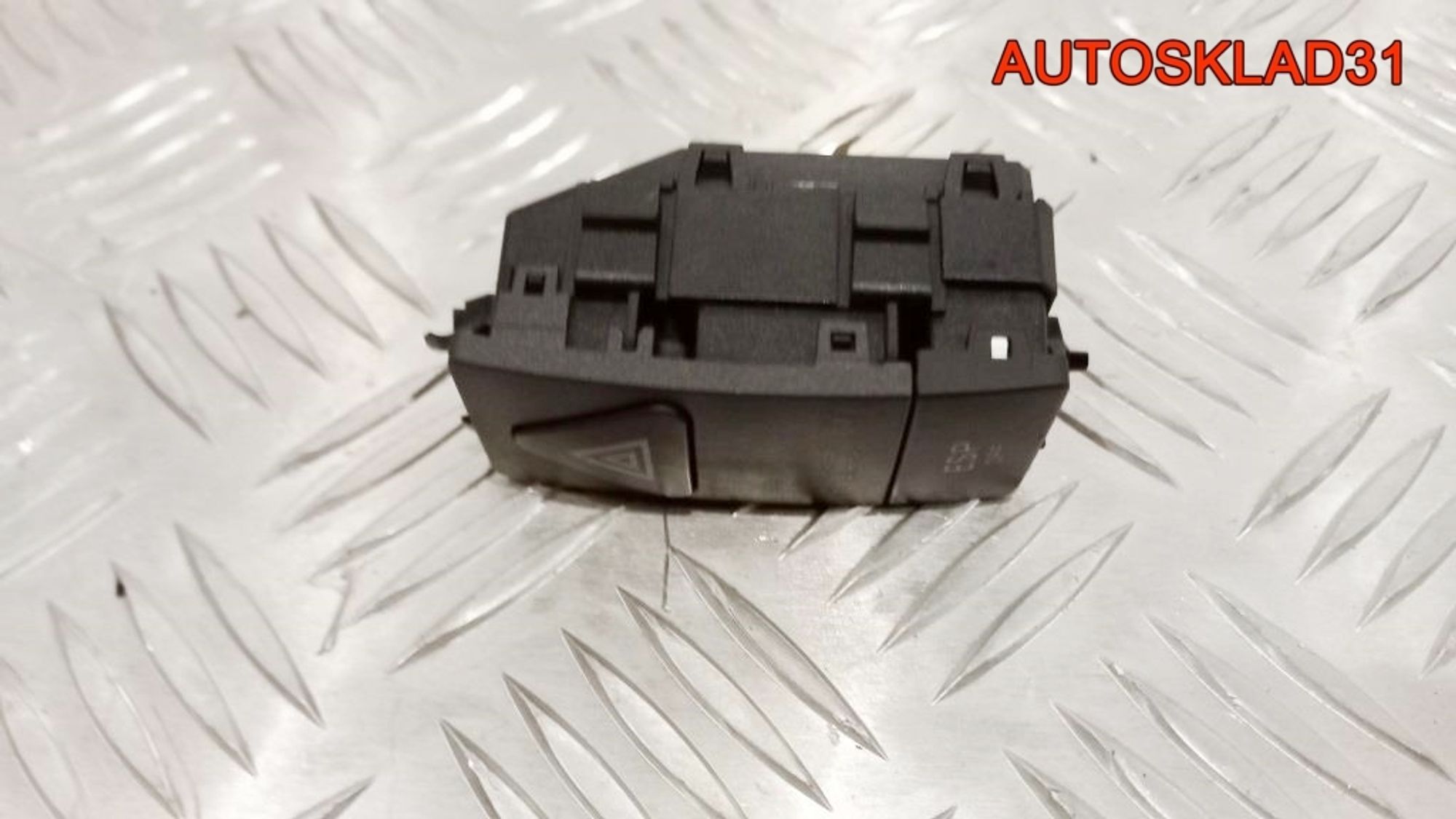 Кнопка аварийной сигнализации Mercedes-Benz W204 A2049051700, 2500 рублей, Дубовое
