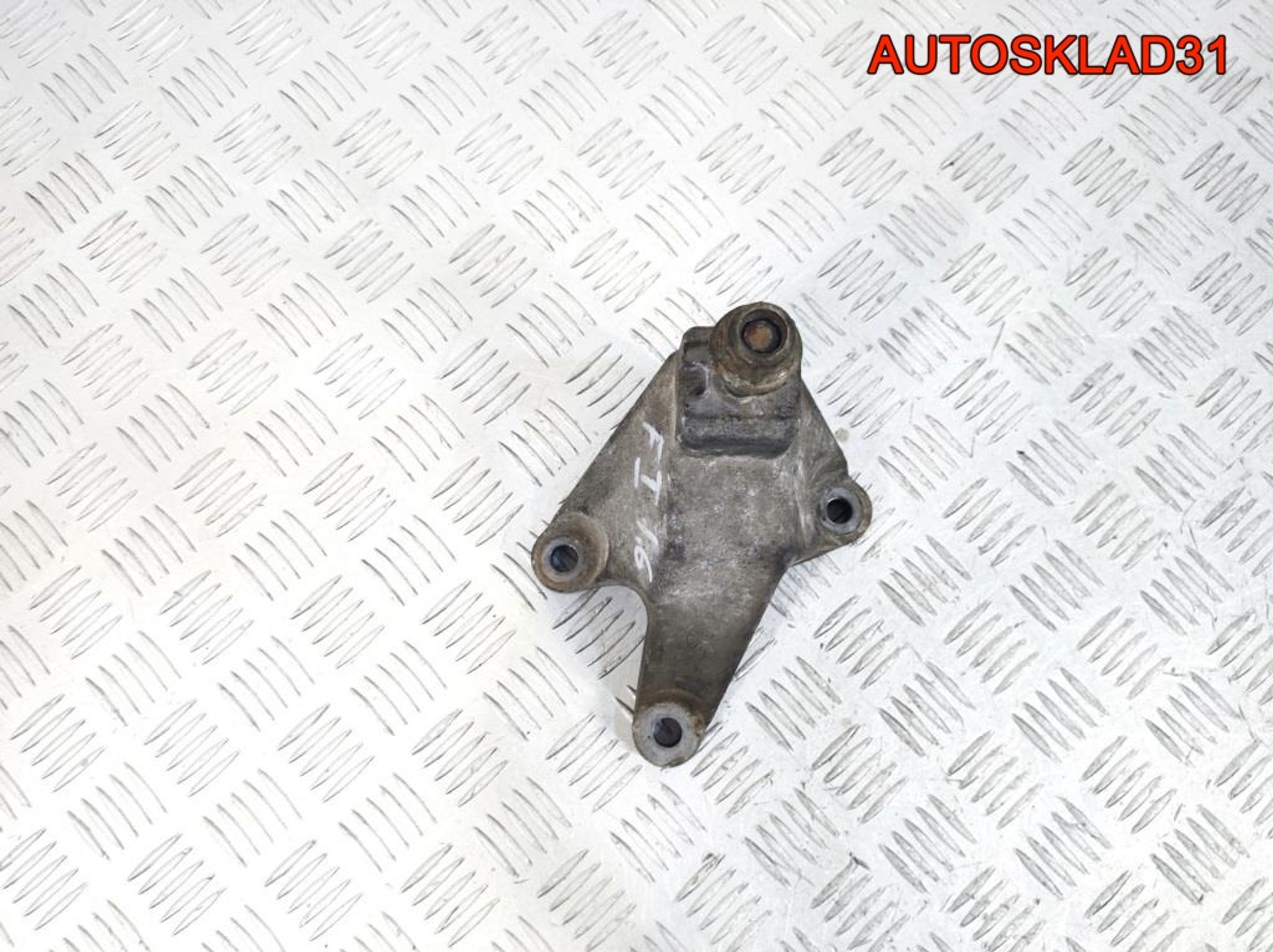 Кронштейн левый МКПП  Ford Focus 1 98AB7M125CG, 900 рублей, Дубовое