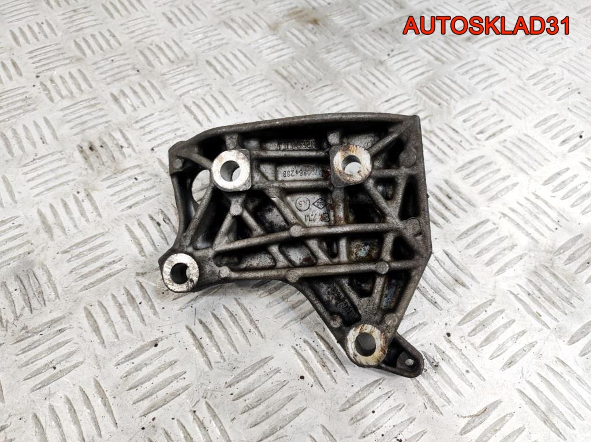 Кронштейн генератора Renault Clio 1,2 D4F Бензин 7700864288, 900 рублей, Дубовое