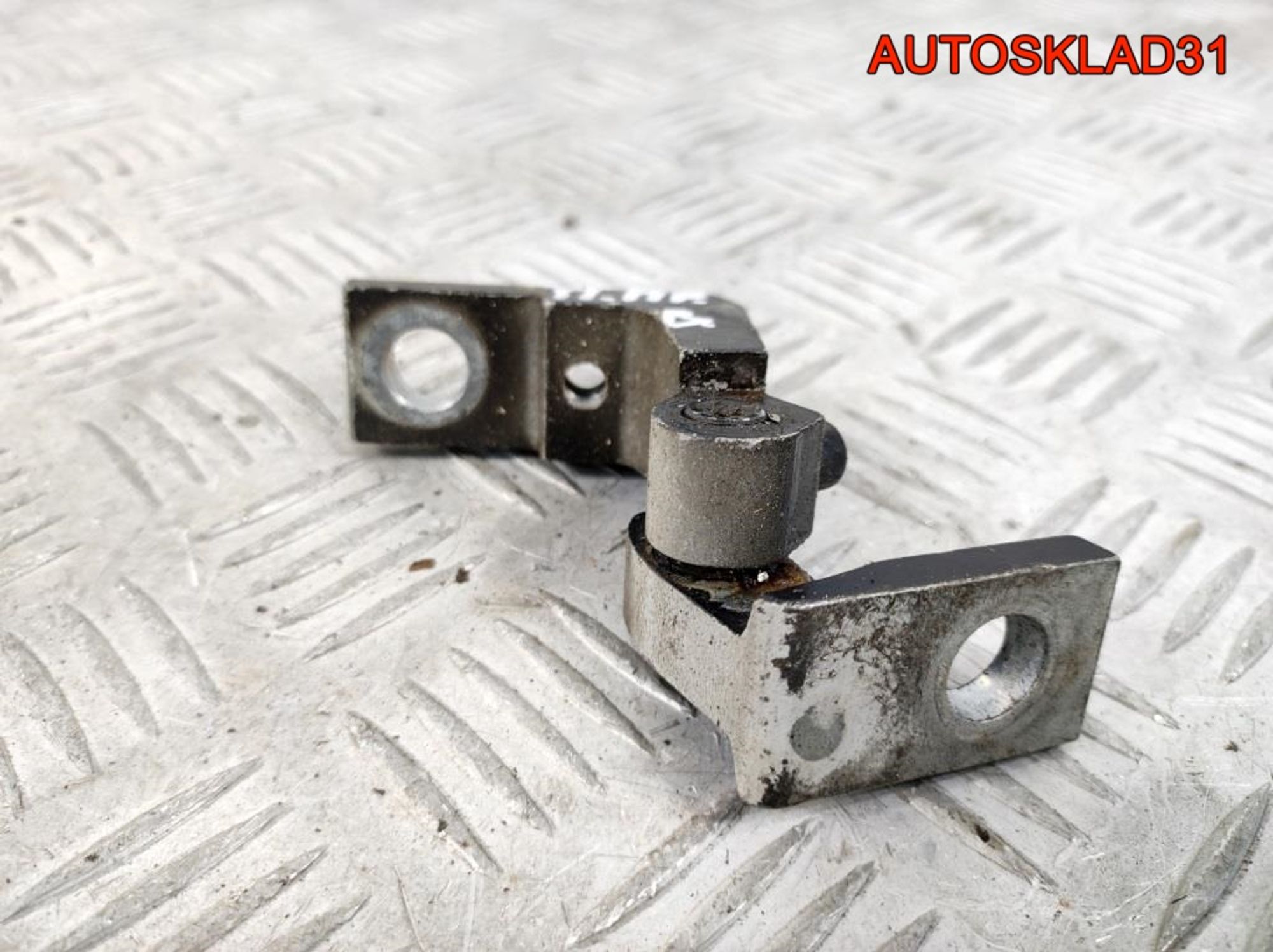 Петля двери передняя правая верхняя VW Passat B5, 1400 рублей, Дубовое