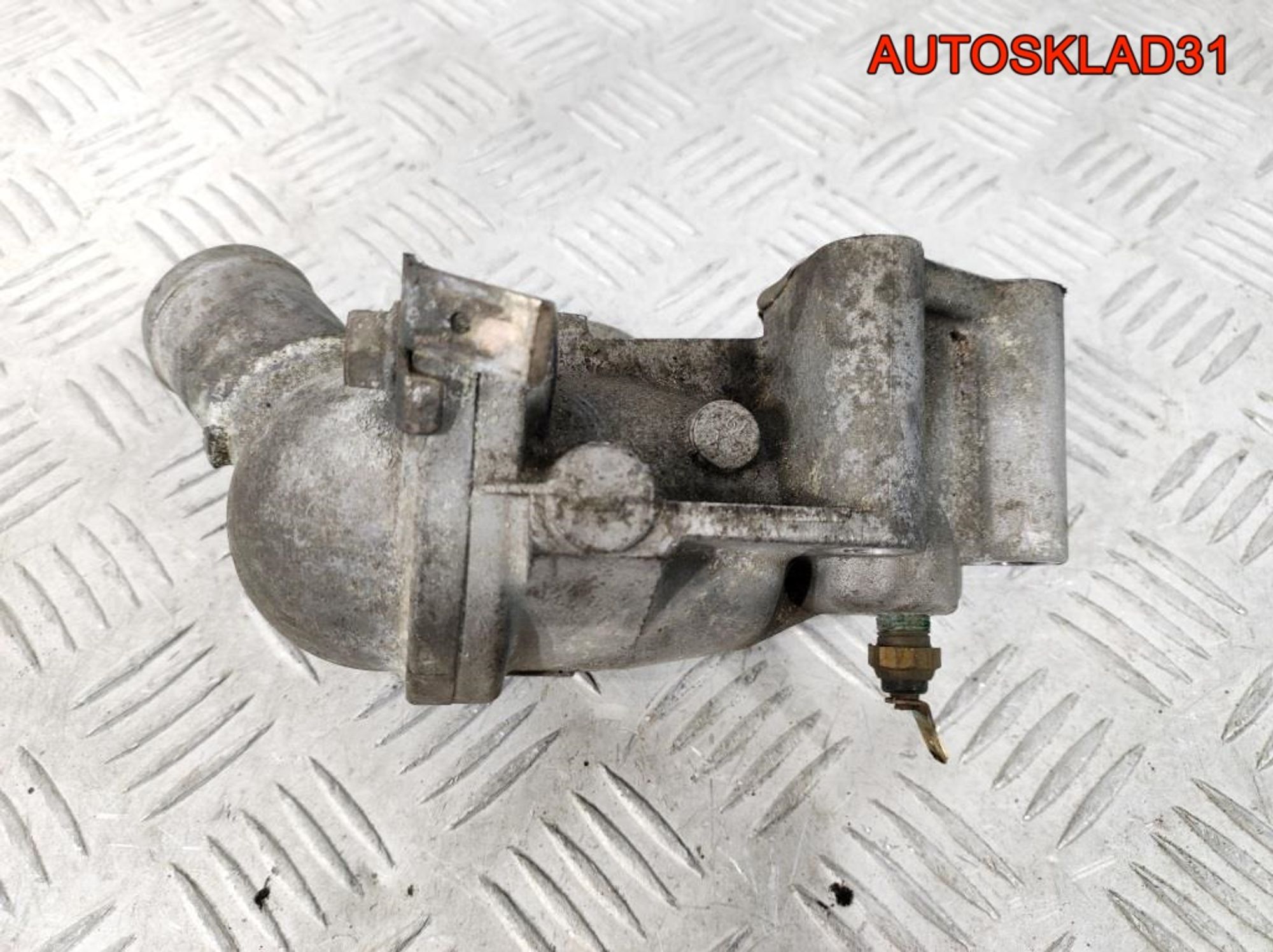 Корпус термостата Mitsubishi Carisma DA 1,6 4G92, 900 рублей, Дубовое