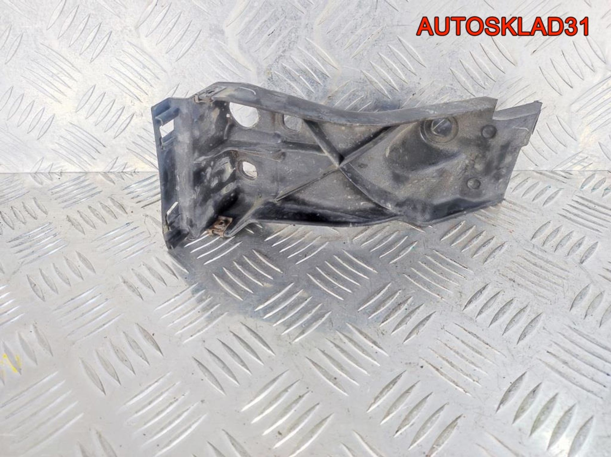 Кронштейн порога передний левый Audi A8 D3, 900 рублей, Дубовое