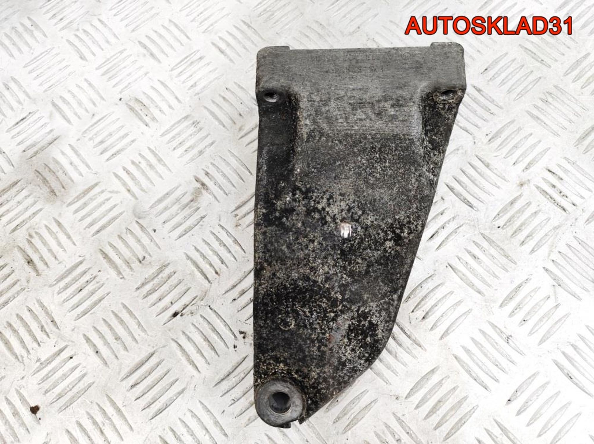 Кронштейн двигателя правый Mercedes W220 3.2 613.960 A6132230804, 500 рублей, Дубовое