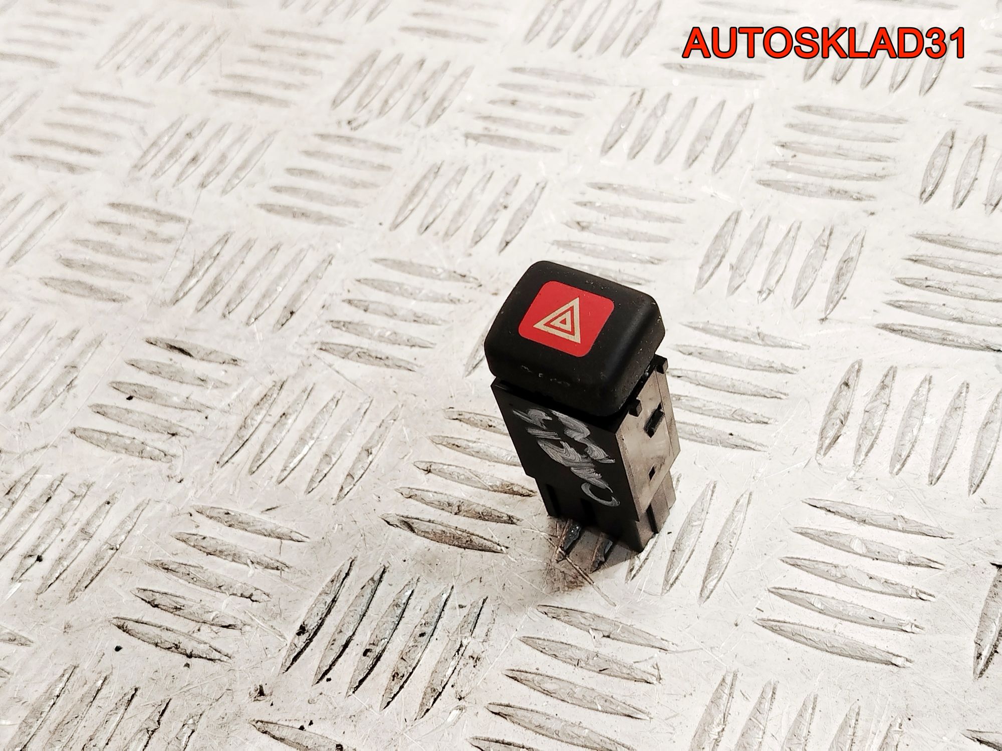 Кнопка аварийной сигнализации Mitsubishi Carisma DA MR911155, 800 рублей, Дубовое
