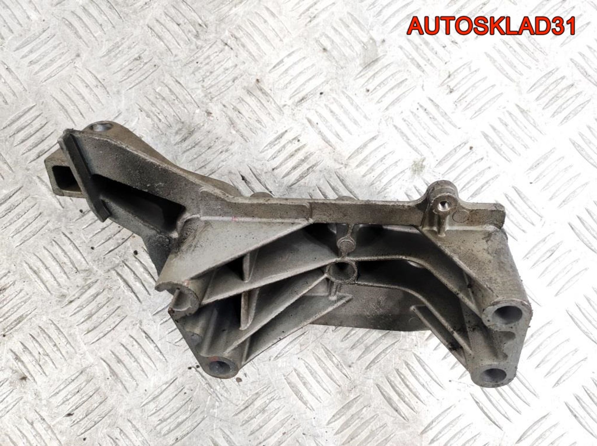 Кронштейн двигателя правый VW Polo 4 1,4 AUA 036199275M, 900 рублей, Дубовое