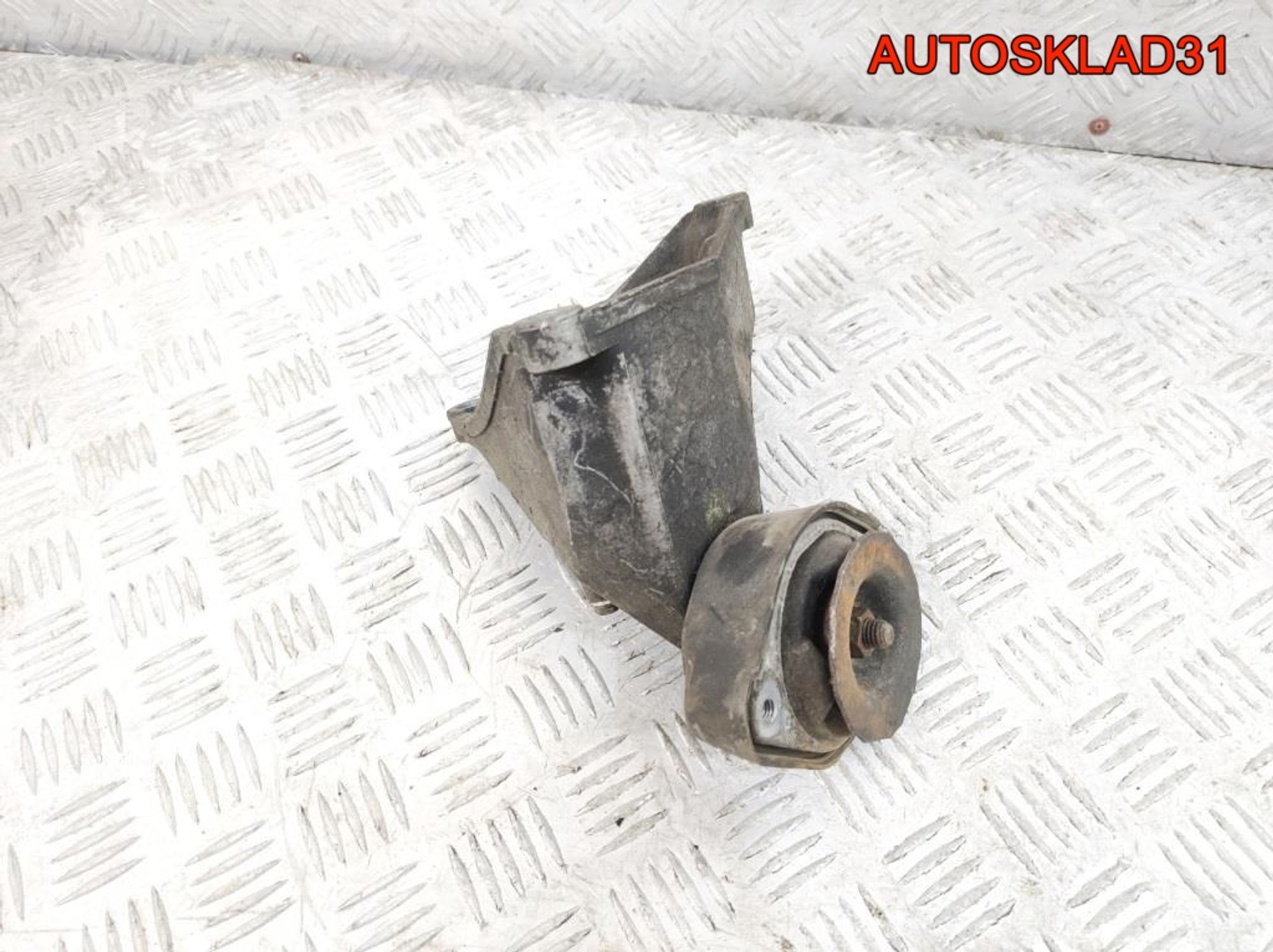 Кронштейн МКПП правый VW Passat B5 8D0399114S, 1500 рублей, Дубовое