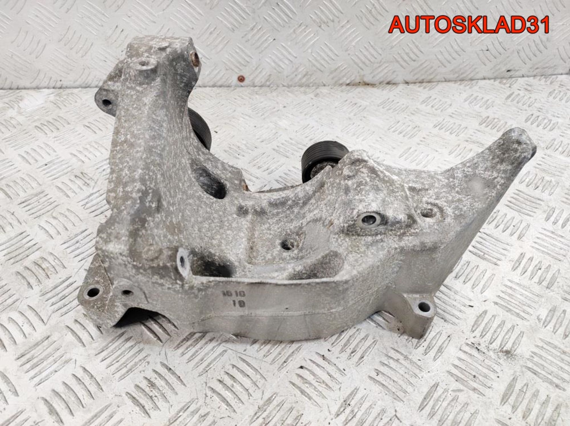 Кронштейн кондиционера BMW E90 2.0 N47D20A 11167802639, 1000 рублей, Дубовое