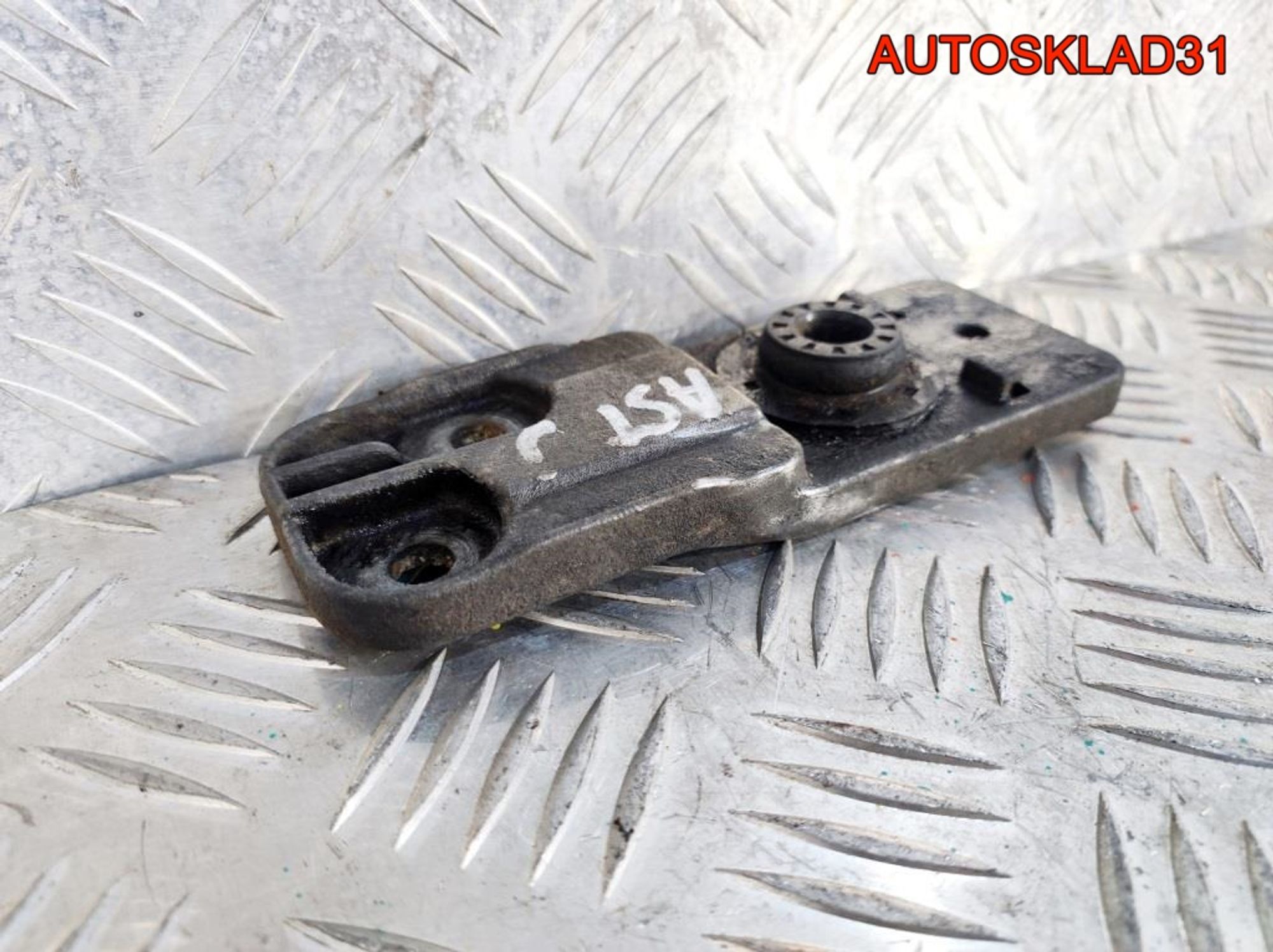 Кронштейн радиатора нижний Opel Astra J 13300486, 600 рублей, Дубовое