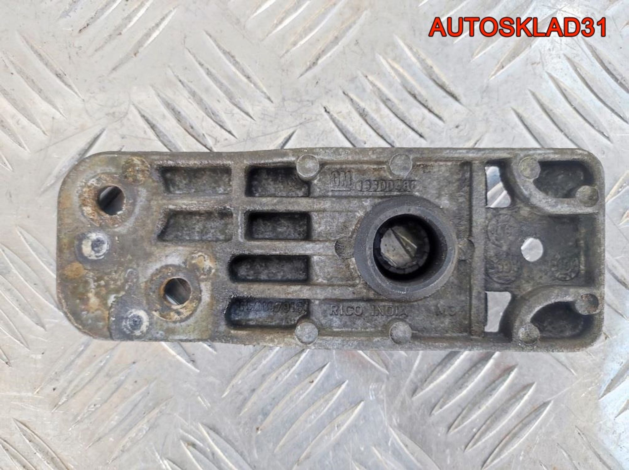 Кронштейн радиатора нижний Opel Astra J 13300486, 600 рублей, Дубовое