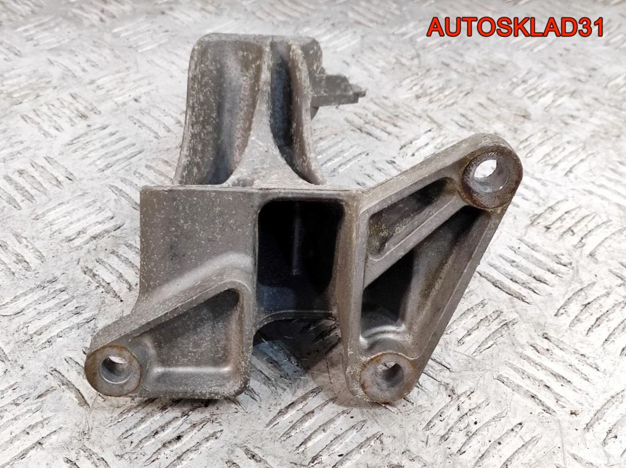 Кронштейн двигателя VW Passat B5 2,3 AGZ 3B0199308, 1200 рублей, Дубовое