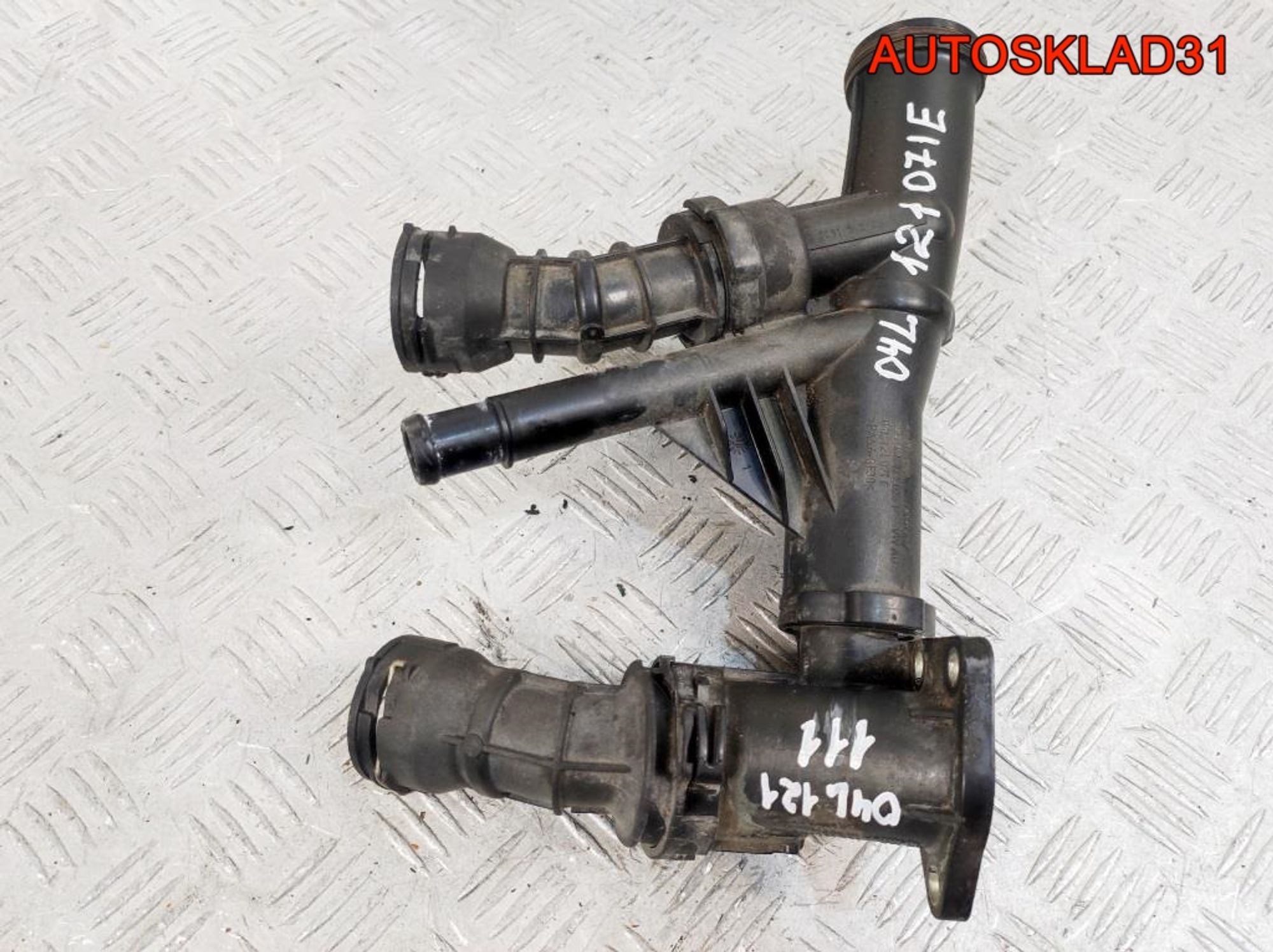 Корпус термостата VW Passat B8 2,0 Дизель 04L121026F, 3000 рублей, Дубовое