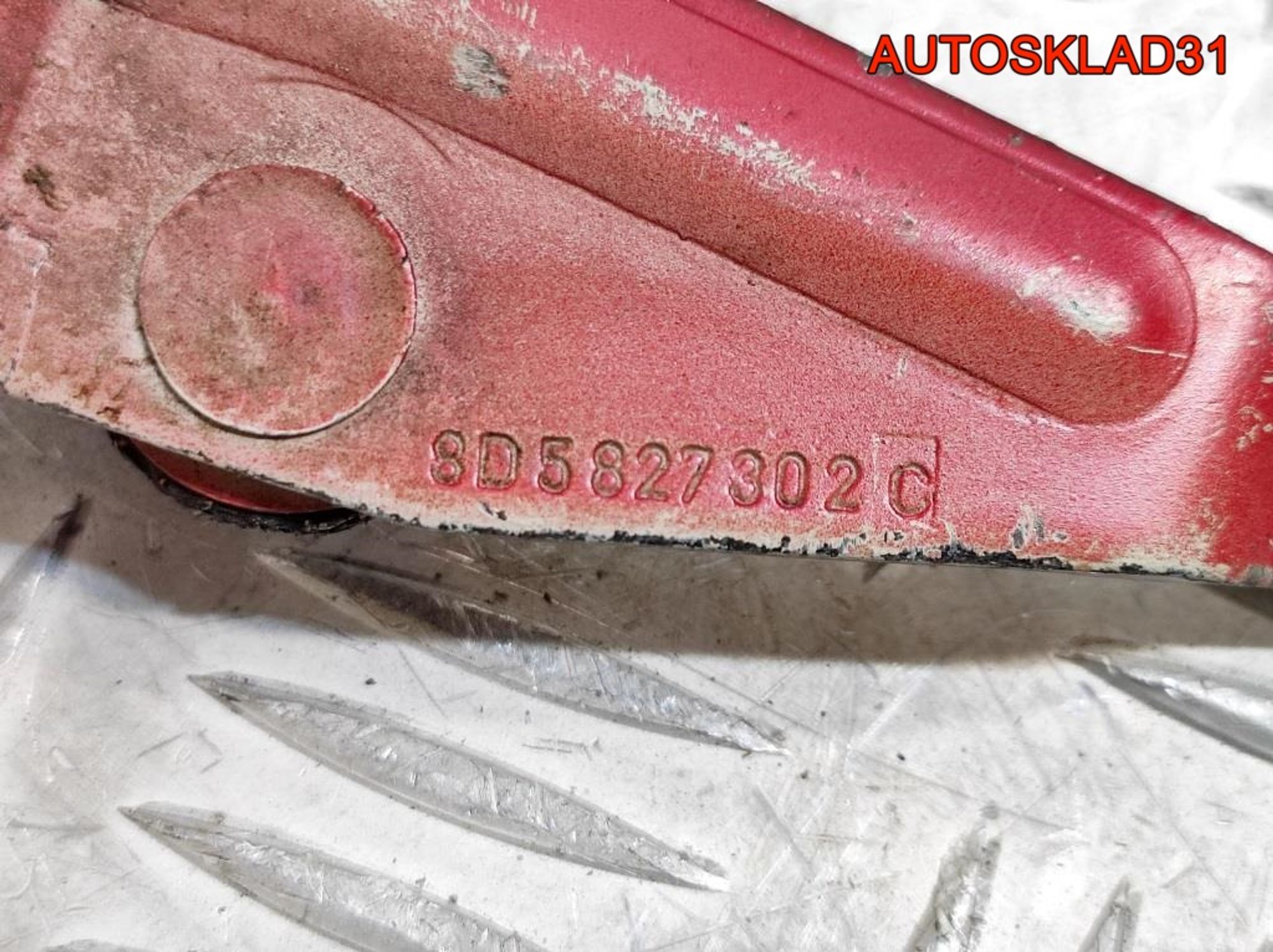 Петля крышки багажника правая Audi A4 B5 8D5827302C, 900 рублей, Дубовое