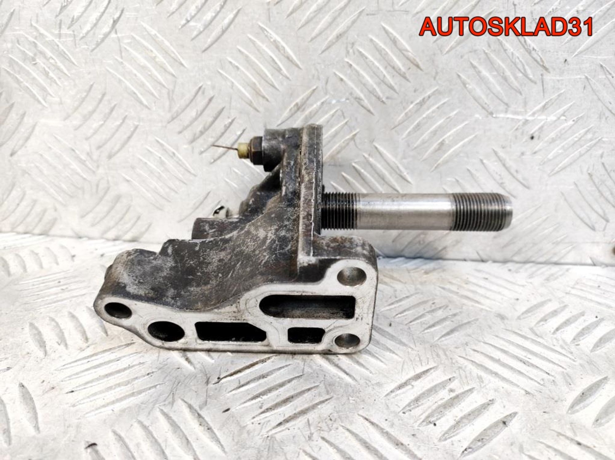 Кронштейн масляного фильтра VW Passat B4 053115417A, 1000 рублей, Дубовое