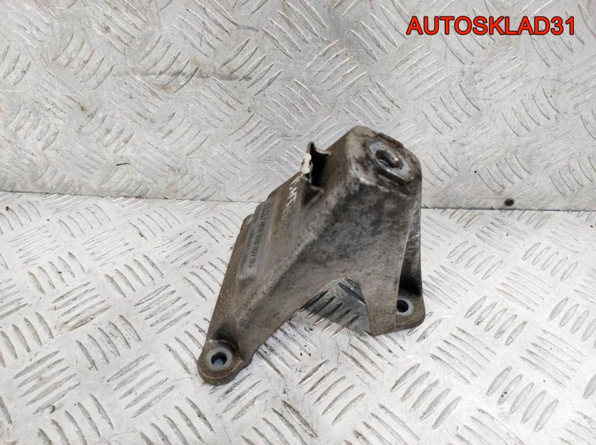 Кронштейн двигателя левый Audi A8 D3 6.0BHT Бензин 4E0199307BJ, 500 рублей, Дубовое