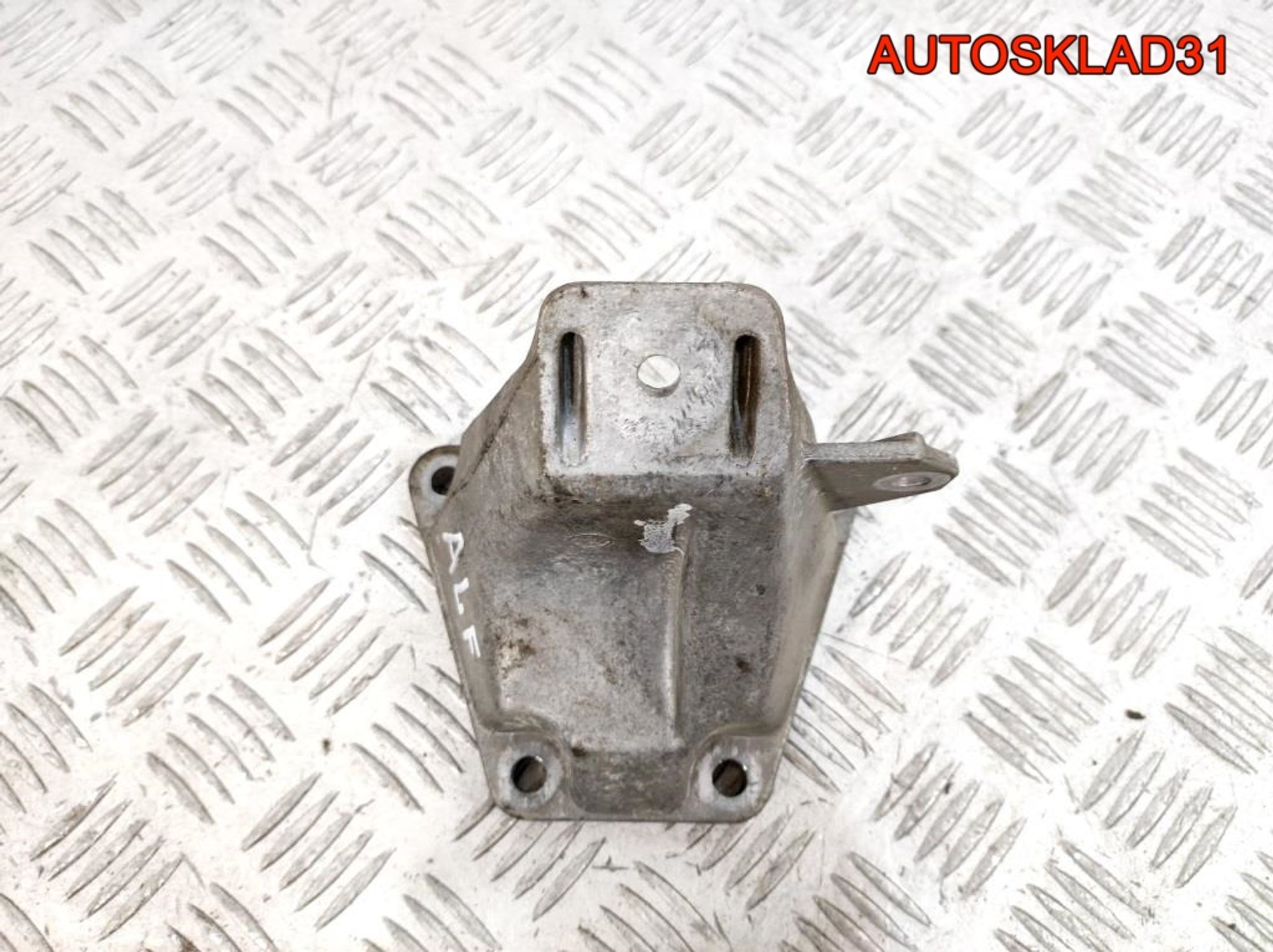 Кронштейн двигателя правый Audi A6 C5 2,4 ALF 8D0199308D, 500 рублей, Дубовое
