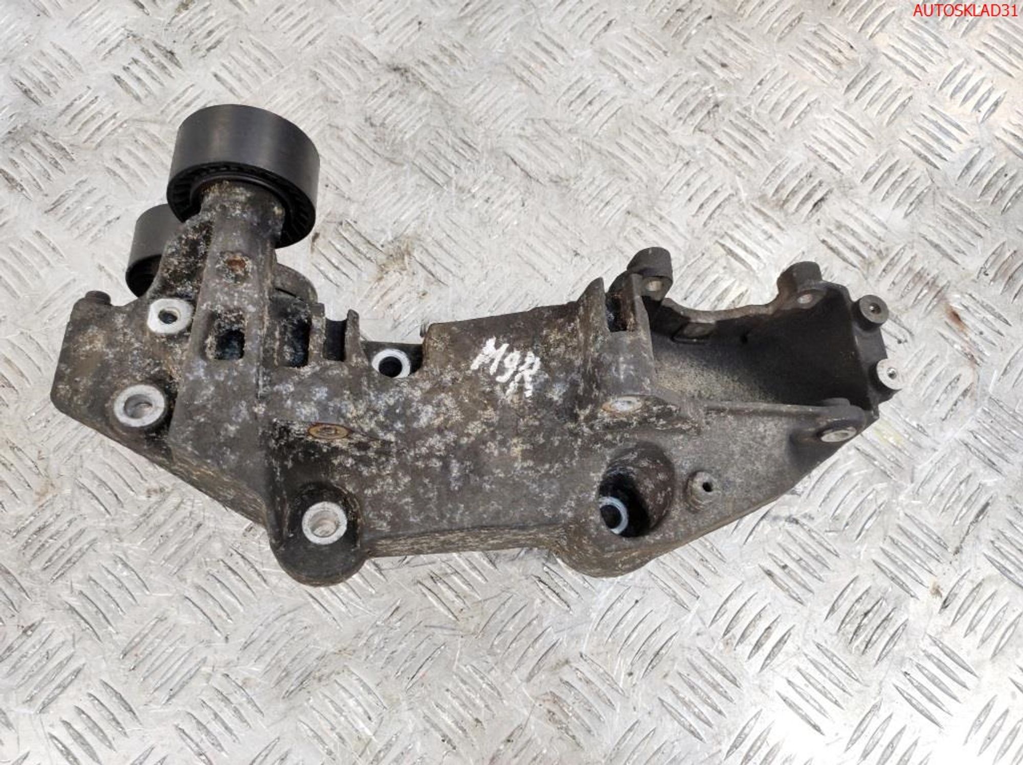 Кронштейн генератора Renault Trafic 2,0 M9R 780 8200527320, 1500 рублей, Дубовое