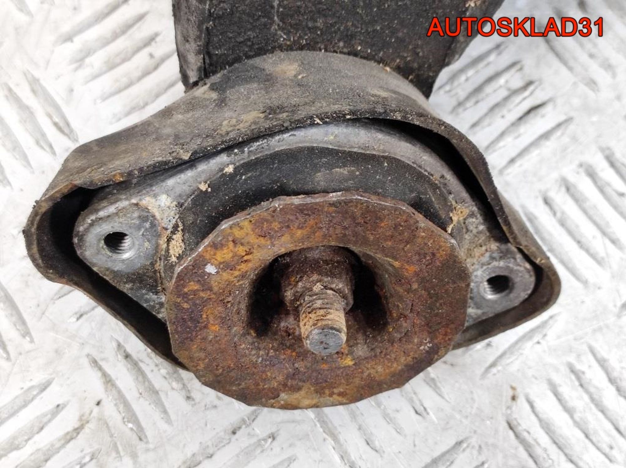 Кронштейн МКПП правый Audi A4 B5  1,8 Бензин 8D0399114L, 2000 рублей, Дубовое